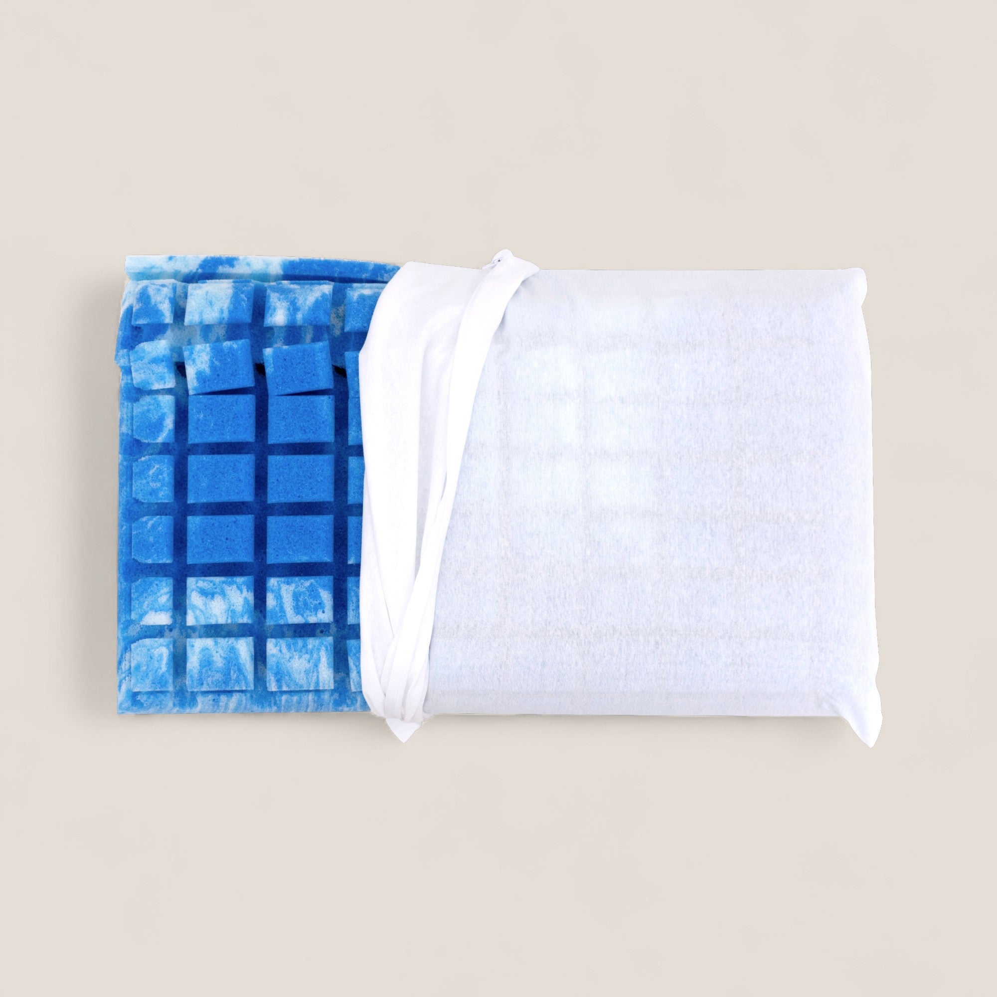 AERION-BREEZE di Divani.Store è un guanciale rettangolare in Memory Gel rinfrescante e termoregolatore, con rivestimento bianco parzialmente rimosso che mostra la schiuma blu a griglia per un supporto ergonomico.