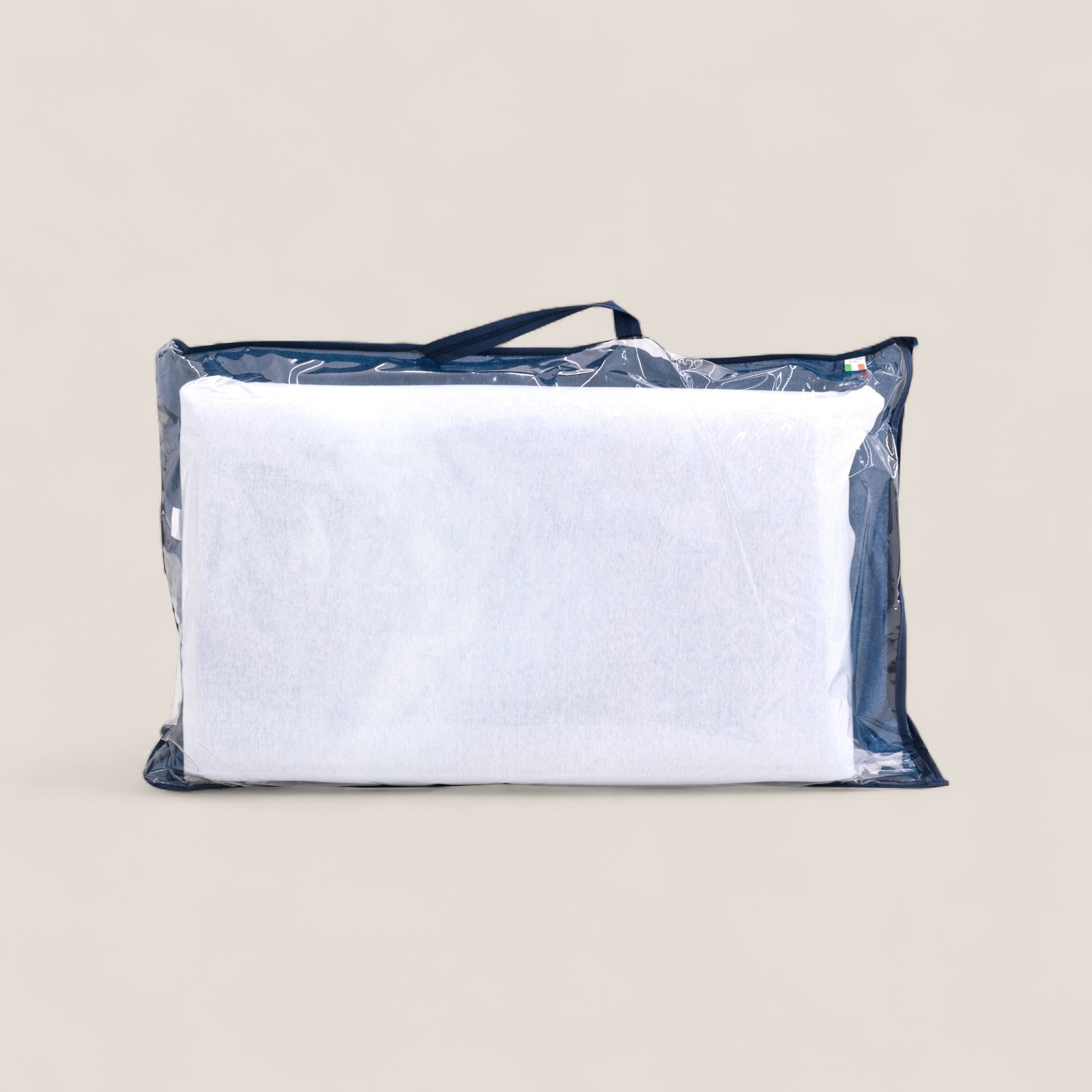 AERION-BREEZE di Divani.Store: un cuscino ergonomico rettangolare bianco in gel a memoria di forma, chiuso in un sacchetto trasparente con cerniera e bordo e maniglia blu navy, su uno sfondo beige.