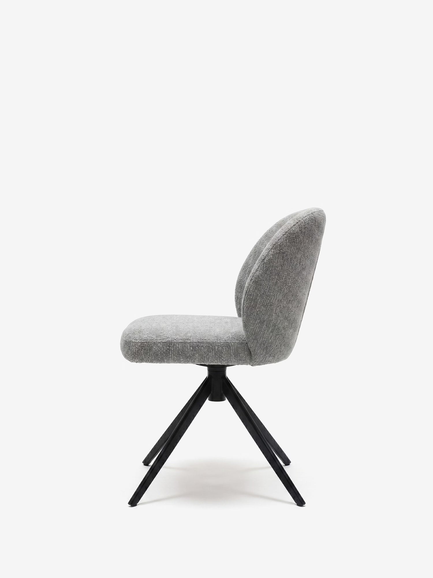 La sedia imbottita Alba di Divani.Store presenta una seduta e uno schienale arrotondati, rivestiti in tessuto effetto cotone certificato OEKO-TEX® di colore grigio, con quattro gambe in metallo nero inclinate verso l’esterno che conferiscono alla sedia un aspetto robusto e moderno su uno sfondo bianco a tinta unita.