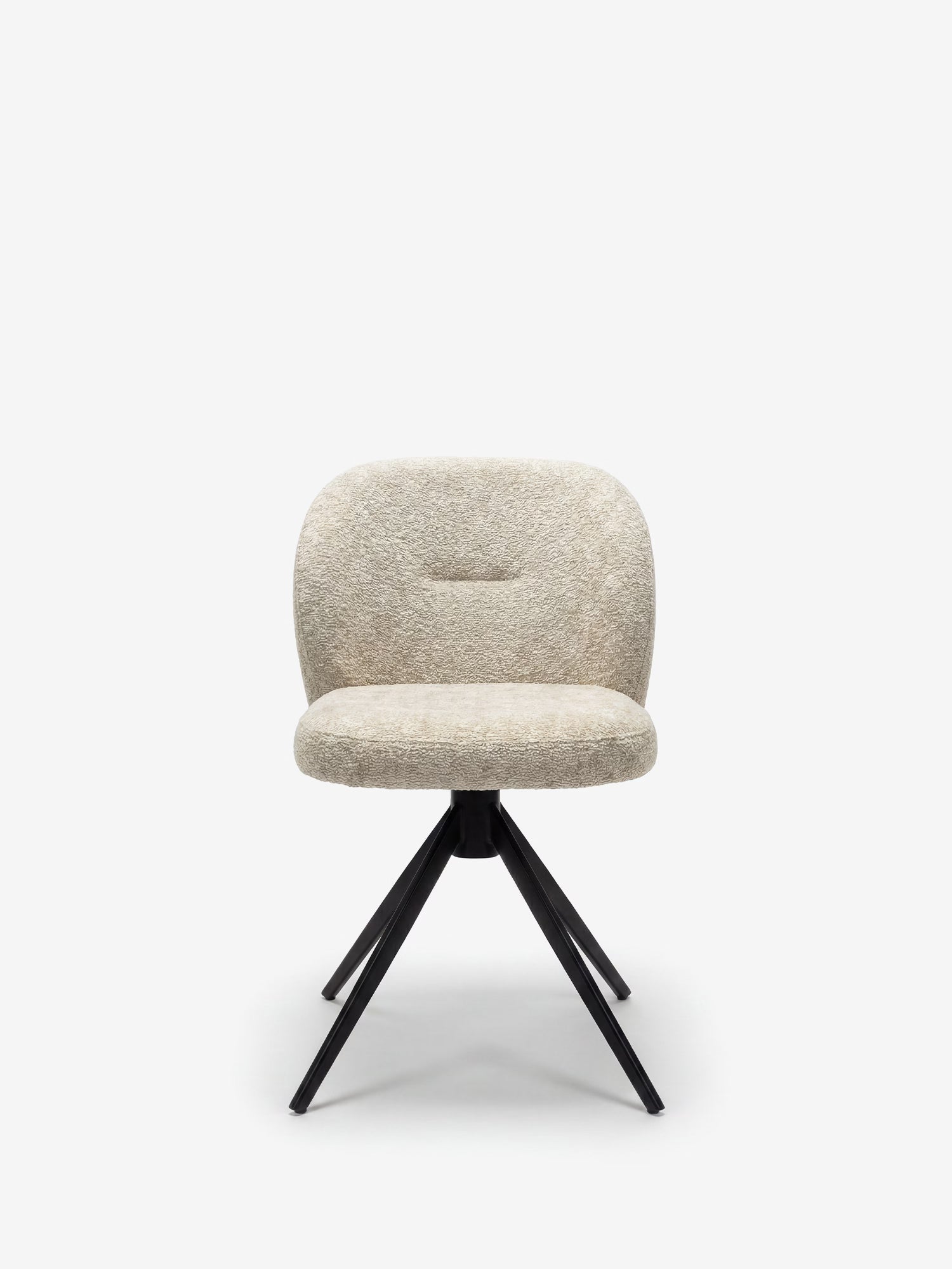 La sedia imbottita Alba di Divani.Store presenta una seduta ricurva rivestita in tessuto beige effetto cotone certificato OEKO-TEX® e gambe in metallo nero, che le conferiscono un look elegante e moderno su uno sfondo bianco a tinta unita.