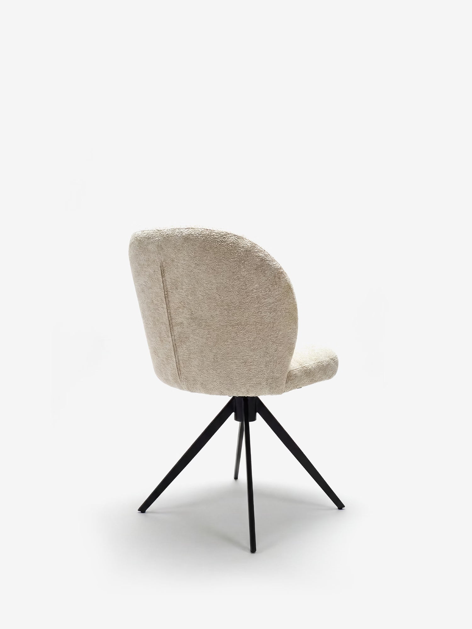 La sedia imbottita Alba di Divani.Store, realizzata in tessuto effetto cotone certificato OEKO-TEX®, presenta schienale e seduta arrotondati di colore beige e gambe affusolate in metallo nero, raffigurate di retro su sfondo bianco.