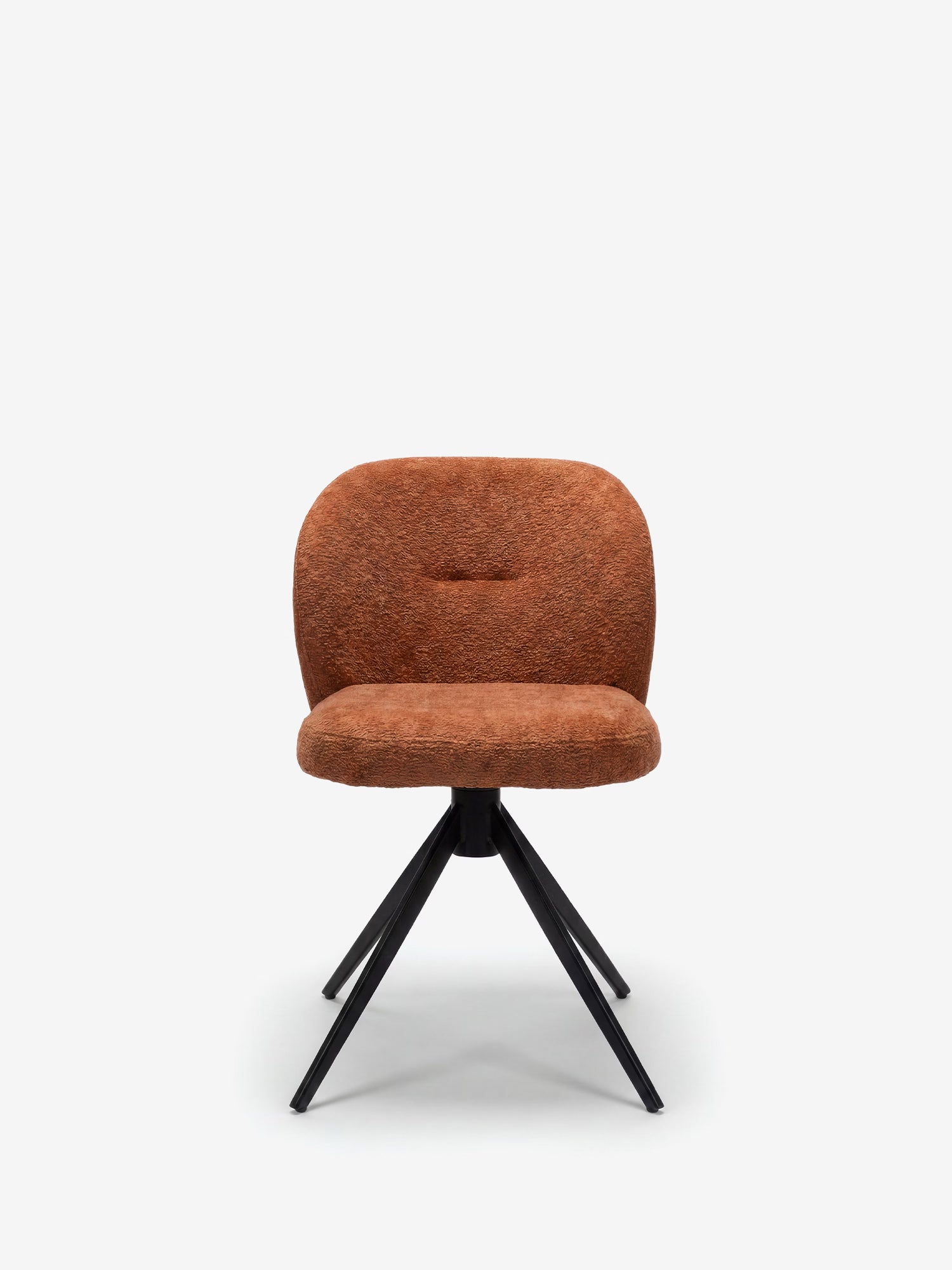 La sedia imbottita Alba di Divani.Store presenta schienale e seduta curvi e imbottiti, rivestiti in tessuto effetto cotone color ruggine certificato OEKO-TEX®, con quattro gambe in metallo nero inclinate verso l’esterno, raffigurata su uno sfondo bianco a tinta unita.
