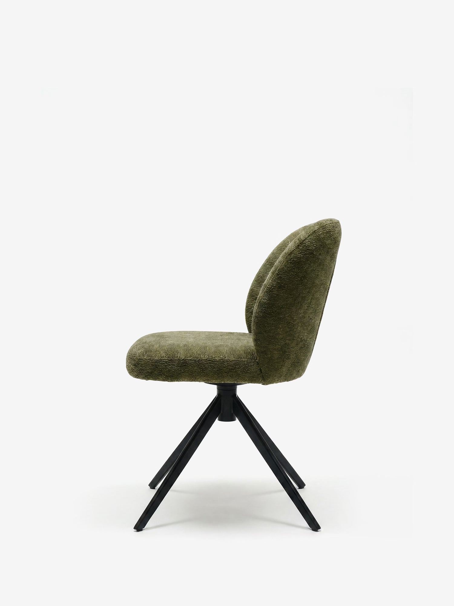 La sedia imbottita Alba di Divani.Store è raffigurata di profilo con un tessuto verde oliva effetto cotone certificato OEKO-TEX®, schienale arrotondato, seduta imbottita e quattro gambe in metallo nero che convergono, conferendole un aspetto elegante e moderno.