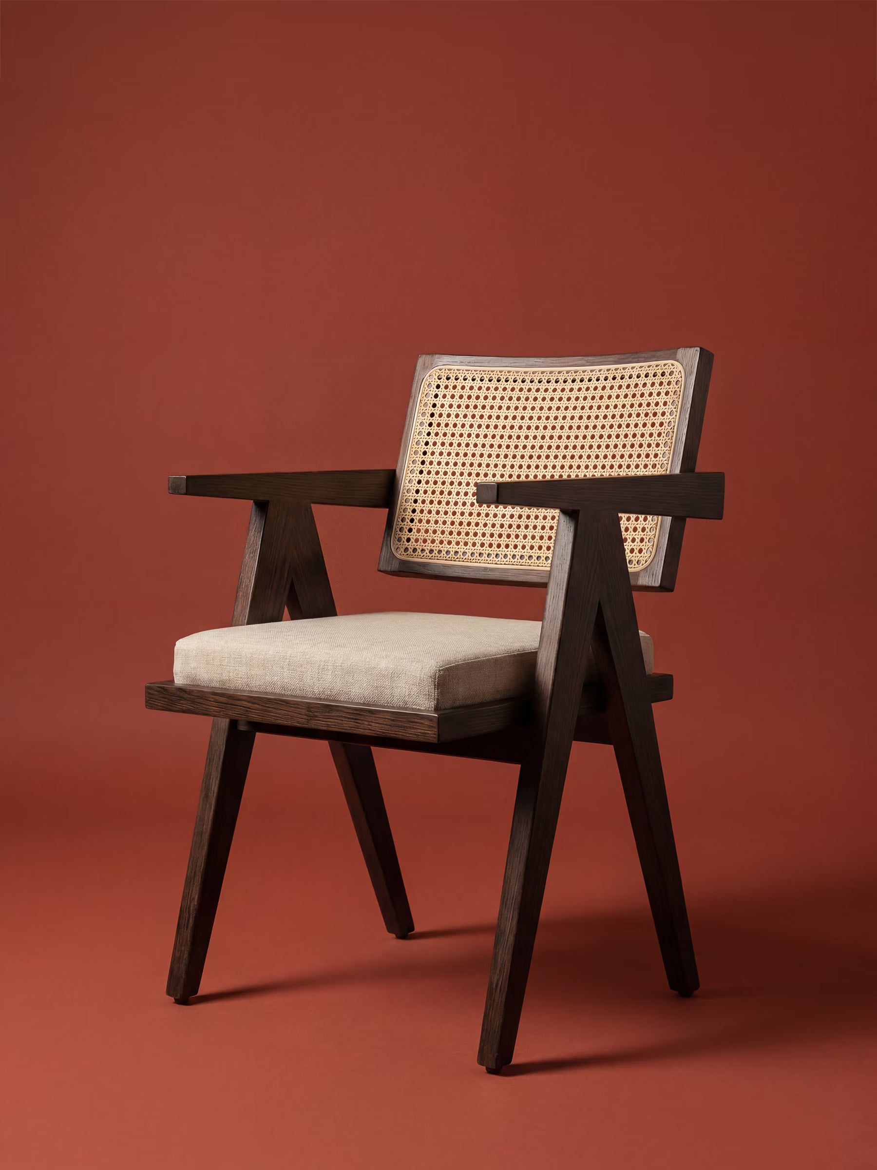 La sedia con braccioli Antea di Divani.Store presenta una struttura in legno massello di wengé, uno schienale in rattan e una seduta rivestita in misto cotone: perfetta per gli amanti dello stile moderno.
