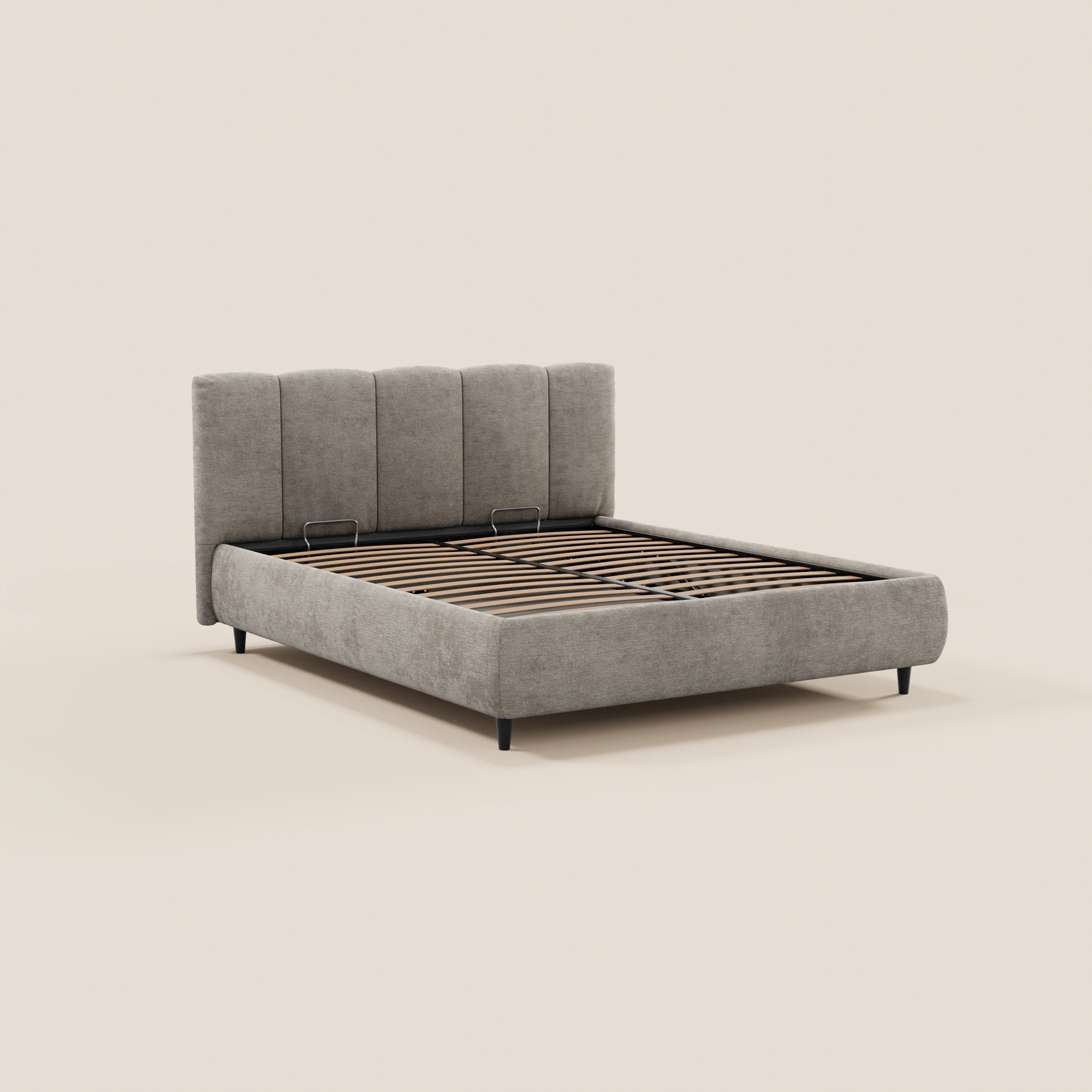Il letto imbottito ARKAM di Letti.store presenta un design shabby chic con testiera a lavorazione verticale in tessuto Oeko-Tex®, vano contenitore, rete a doghe e gambe nere. Materasso non incluso. Il fondo beige neutro ne esalta l'eleganza moderna.