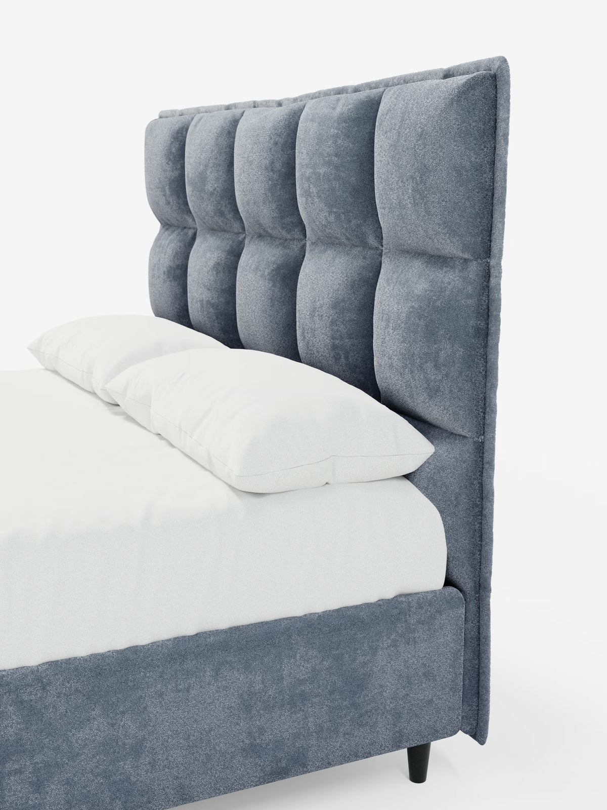 Ecco una versione rielaborata che include i dati del prodotto: il letto imbottito AURO con contenitore e testiera capitonné alta in ciniglia Oeko-Tex® di Letti.store presenta una testiera alta e capitonné di colore grigio, caratterizzata da eleganti segmenti quadrati che conferiscono un tocco raffinato. L’alta testiera capitonné si abbina magnificamente al rivestimento grigio coordinato e alle eleganti gambe nere. La biancheria da letto candida e i due cuscini bianchi completano il design sofisticato, che