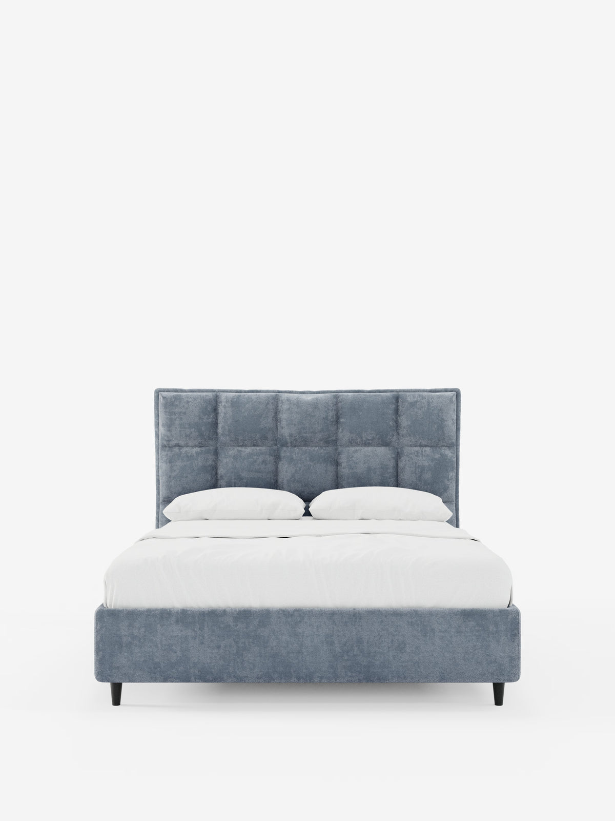 Vi presentiamo il letto imbottito AURO con contenitore e testiera capitonné alta in ciniglia Oeko-Tex® di Letti.store: un letto imbottito in stile contemporaneo caratterizzato da un’alta testiera capitonné azzurra e da una struttura in morbida ciniglia certificata, eleganti gambe nere e rivestito con biancheria da letto candida e due cuscini. Immagine frontale su sfondo bianco a tinta unita.