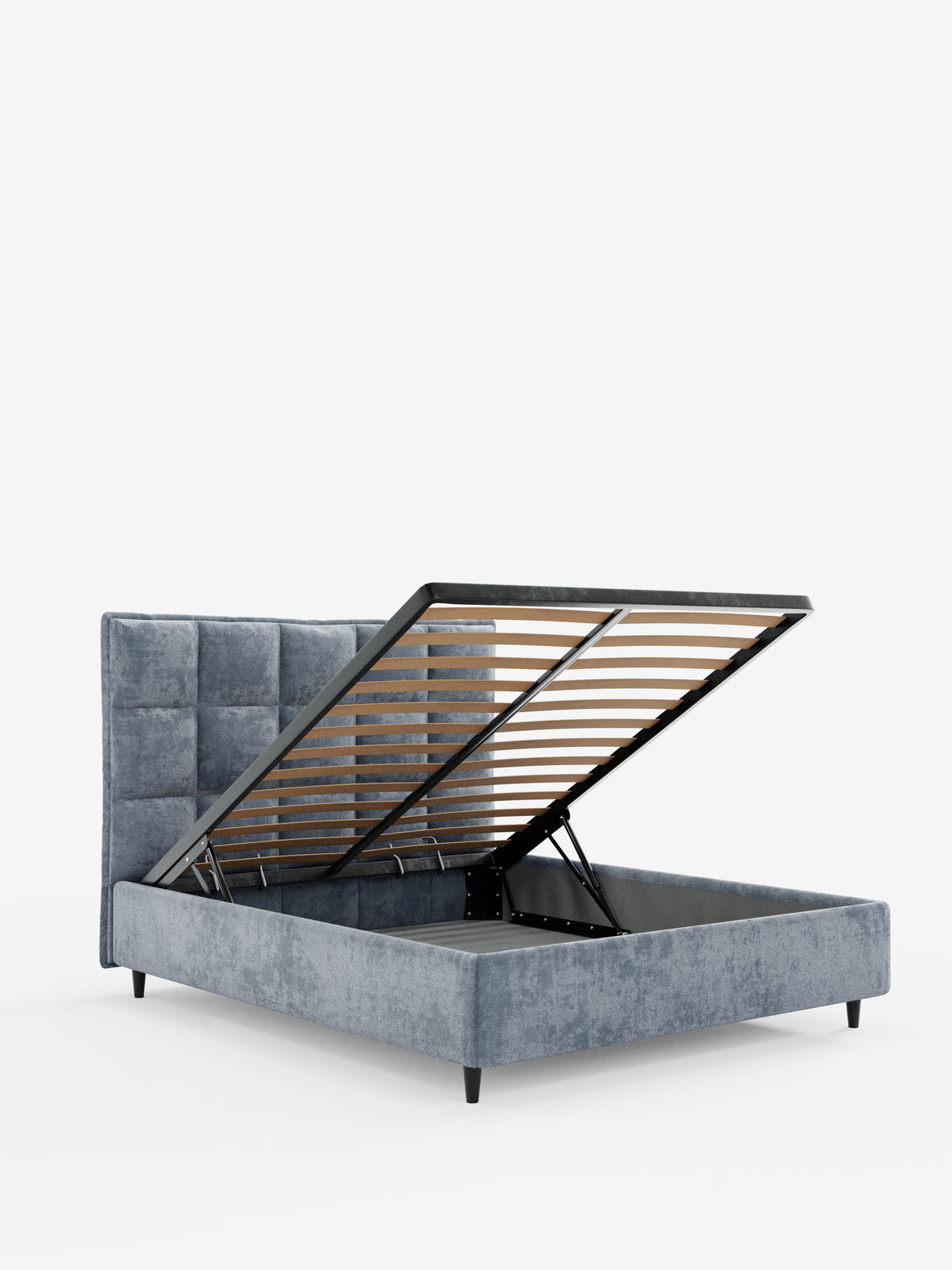 Il letto imbottito AURO con contenitore e testiera capitonné alta in ciniglia Oeko-Tex® di Letti.store presenta un design moderno con rivestimento in ciniglia grigio-azzurro, una testiera alta capitonné e gambe nere. La rete a doghe è sollevabile per rivelare un ampio vano contenitore sotto il letto, il tutto su uno sfondo bianco a tinta unita.
