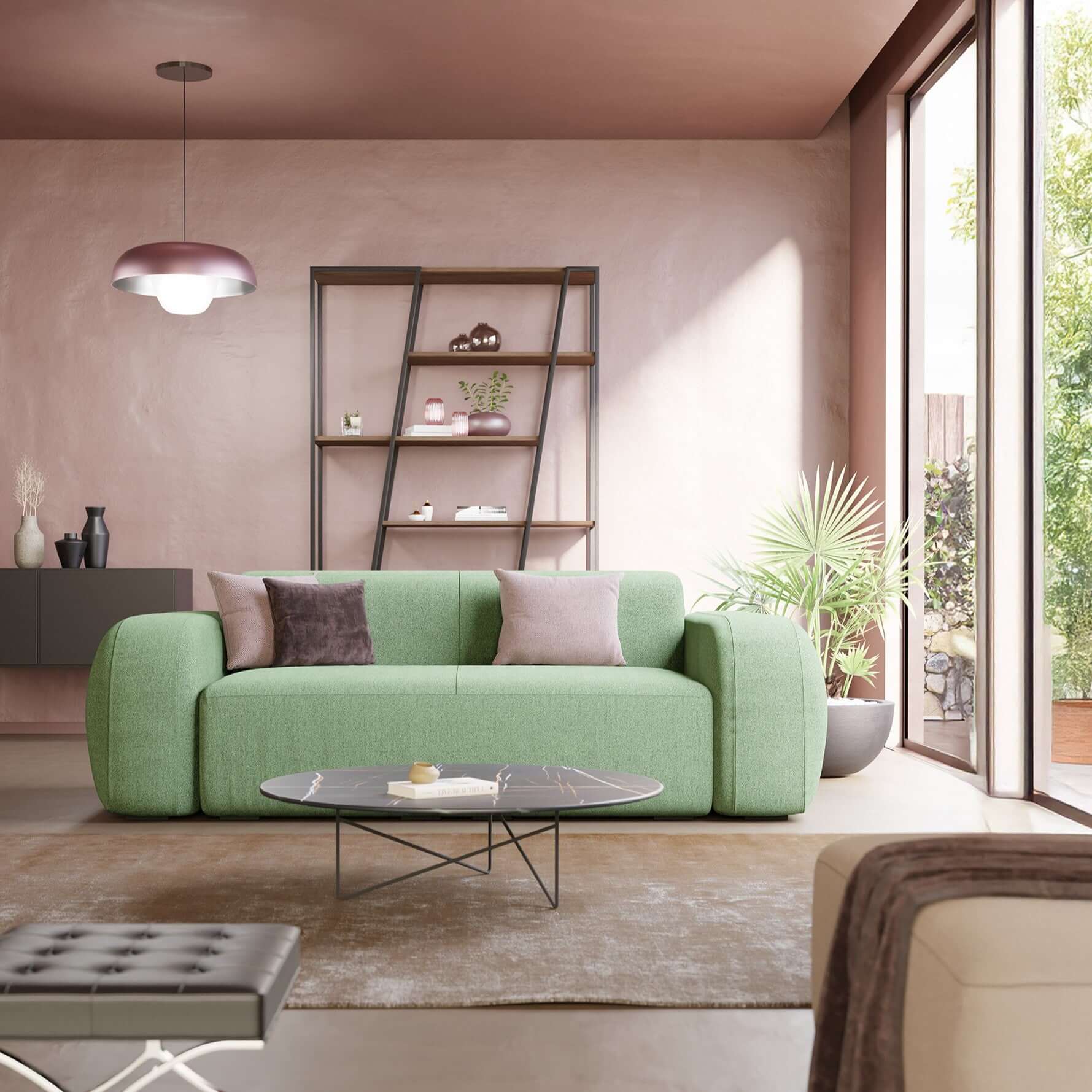 Un soggiorno moderno con il BonBon Divano modulare Lineare 220 di Divani.Store in tessuto antimacchia menta T23, cuscini pastello, tavolino rotondo in marmo, mensole appoggiate con decori, una pianta in vaso, pareti e soffitto rosa tenue.