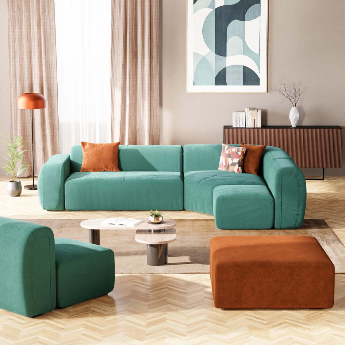 Un soggiorno moderno con il divano BonBon angolare componibile e modulare in tessuto smacchiabile T23 verde acqua di Divani.Store, cuscini arancioni, pouf arancione, tavolino rotondo, lampada da terra, pianta in vaso, credenza in legno, arte astratta e tende beige.