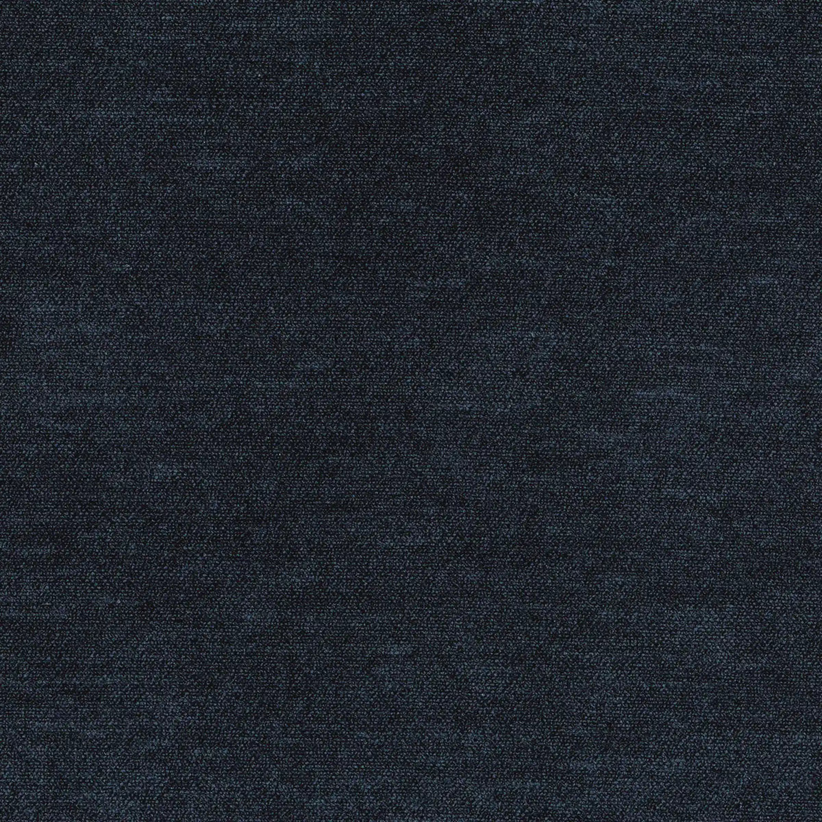 Un primo piano del tessuto T40 BRAGA blu navy scuro, un tessuto elegante dal tocco morbido e smacchiabile con effetto vellutato, caratterizzato da una trama fine e uniforme, una delicata finitura opaca e lievi variazioni di tonalità.