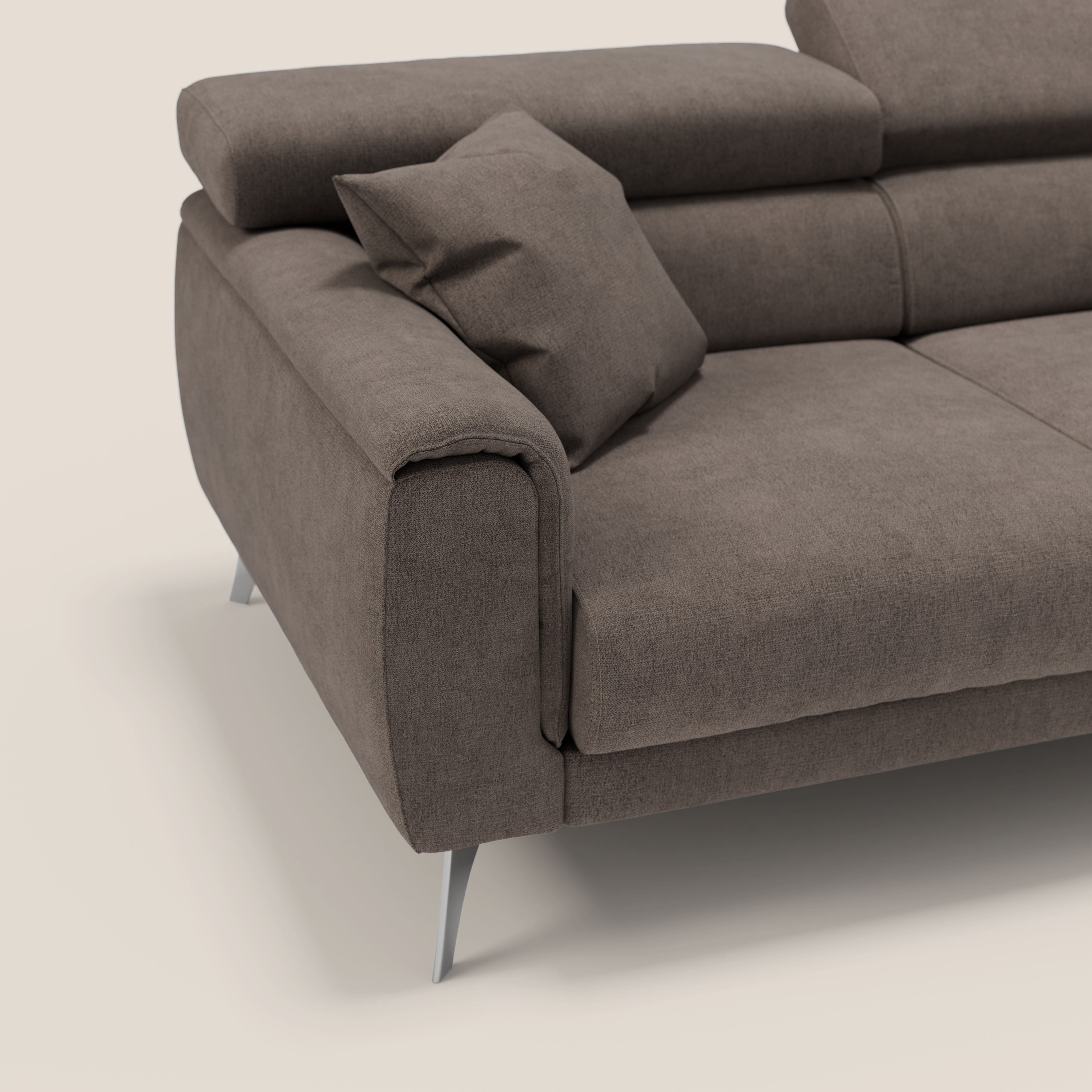 Caravaggio divano con 3 sedute allungabili indipendenti e poggiatesta reclinabili in tessuto impermeabile T02 marrone - divani.store