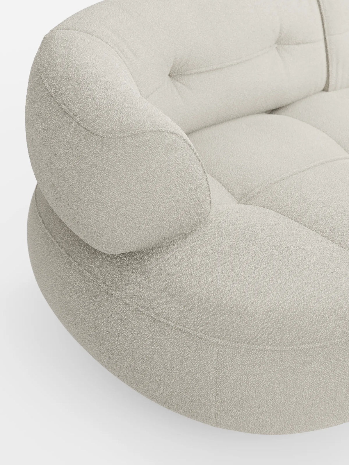 A Croissant: divano curvo a fagiolo a 3 posti con schienali traslanti, rivestito in morbido tessuto effetto cotone smacchiabile T33, caratterizzato da un design curvo a 3 posti in tessuto beige chiaro testurizzato, con braccioli arrotondati e dettagli con bottoni trapuntati profondi.
