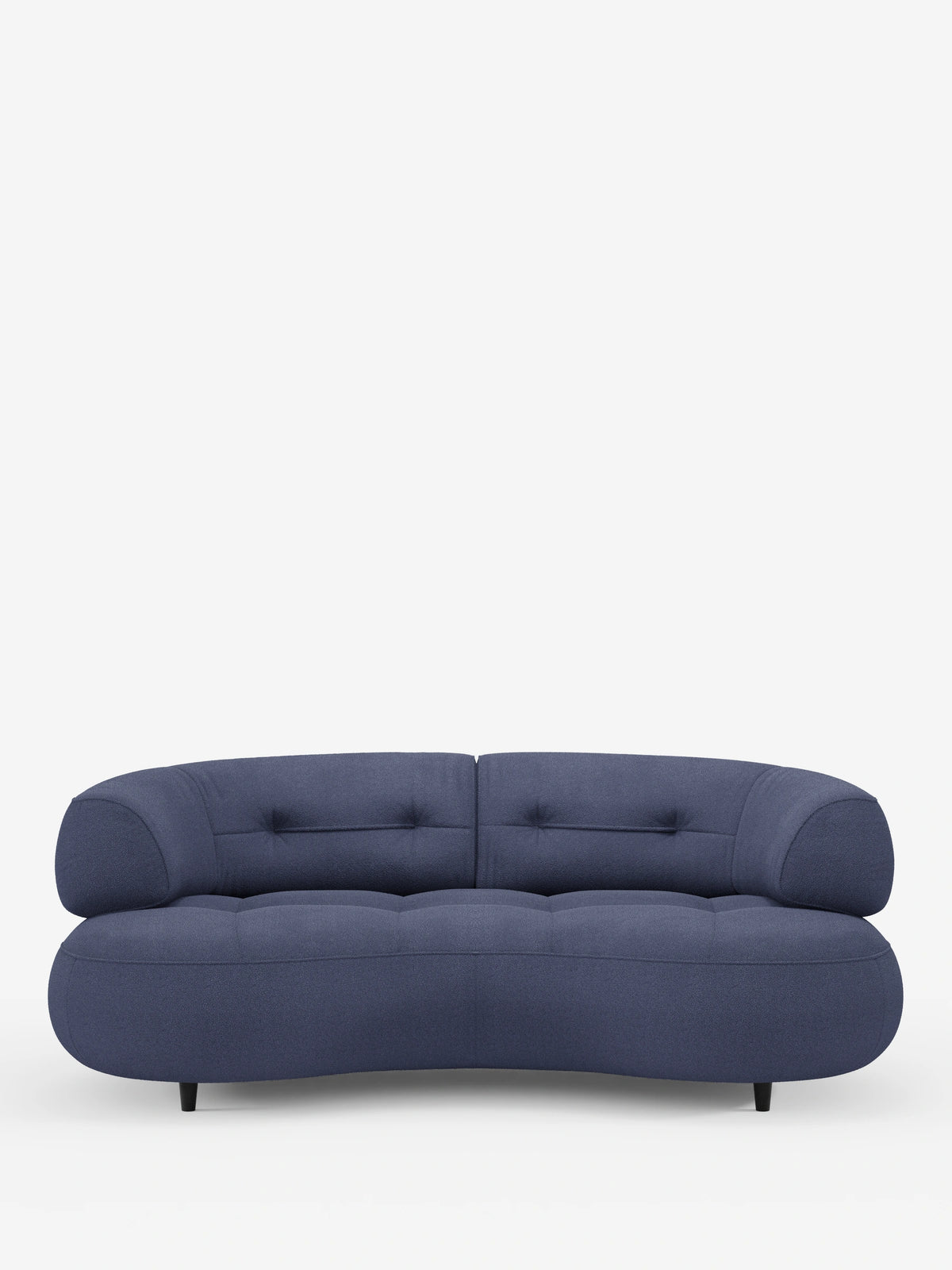 Il divano curvo a fagiolo a 3 posti “Croissant” con schienali traslanti, rivestito in morbido tessuto effetto cotone lavabile T33, è un divano blu navy scuro a tre posti con braccioli arrotondati, cuscini dello schienale trapuntati con bottoni e piccole gambe scure dal design minimalista.