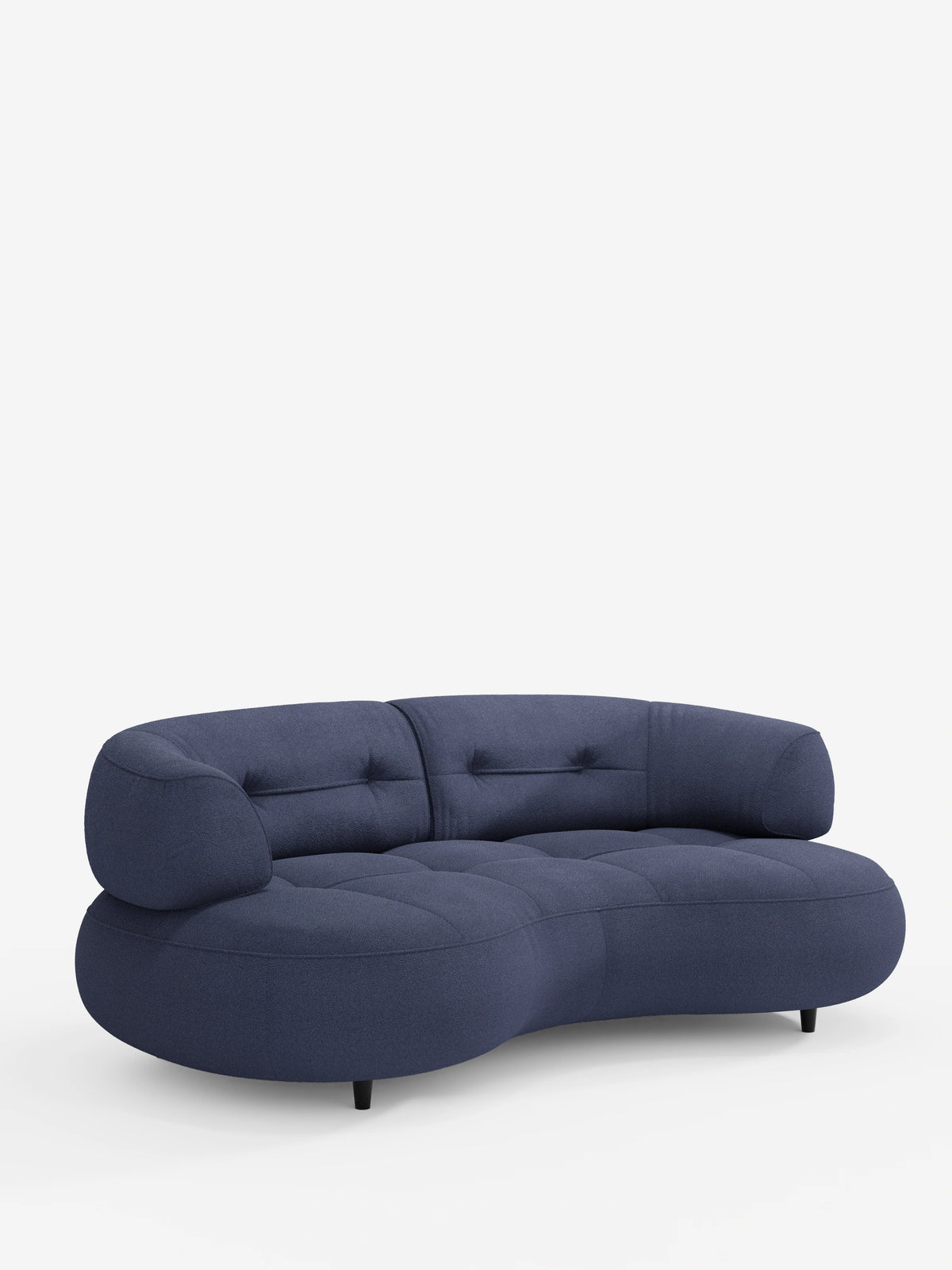 Un divano Curvo a fagiolo a 3 posti della linea Croissant di Divani.Store, con schienali scorrevoli, rivestito in morbido tessuto effetto cotone smacchiabile T33 in blu intenso, caratterizzato da un profilo basso, braccioli arrotondati, seduta trapuntata e due cuscini dello schienale, su gambe corte e scure.