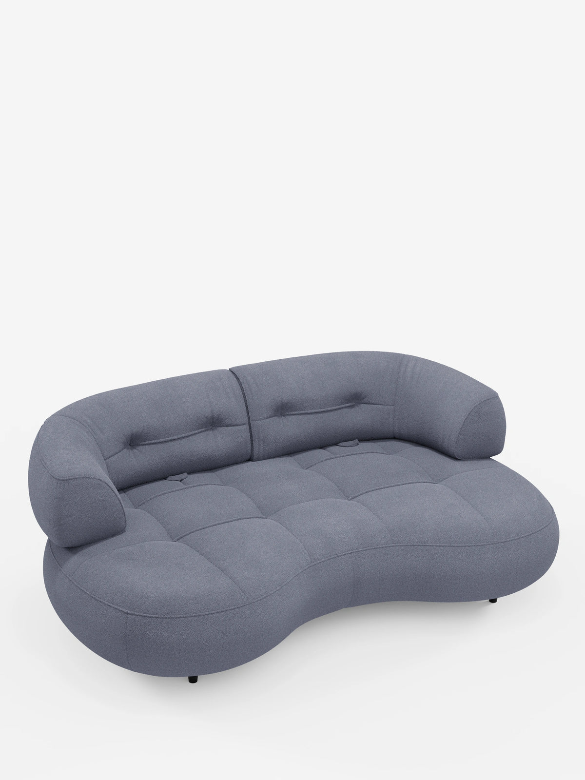A Croissant: divano curvo a fagiolo a 3 posti con schienali traslanti, rivestito in morbido tessuto effetto cotone smacchiabile T33: un divano contemporaneo a 3 posti dalla forma a fagiolo, realizzato in tessuto testurizzato color blu ardesia con profonda trapuntatura, schienali curvi e piedini scuri.