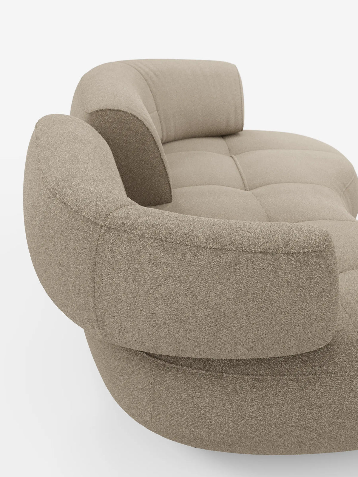 Croissant, divano curvo a forma di fagiolo a 3 posti con schienali regolabili, rivestito in morbido tessuto effetto cotone lavabile T33: un divano beige, dalla trama ruvida, a forma di fagiolo, a 3 posti, con braccioli spessi e arrotondati e schienali regolabili su sfondo bianco.