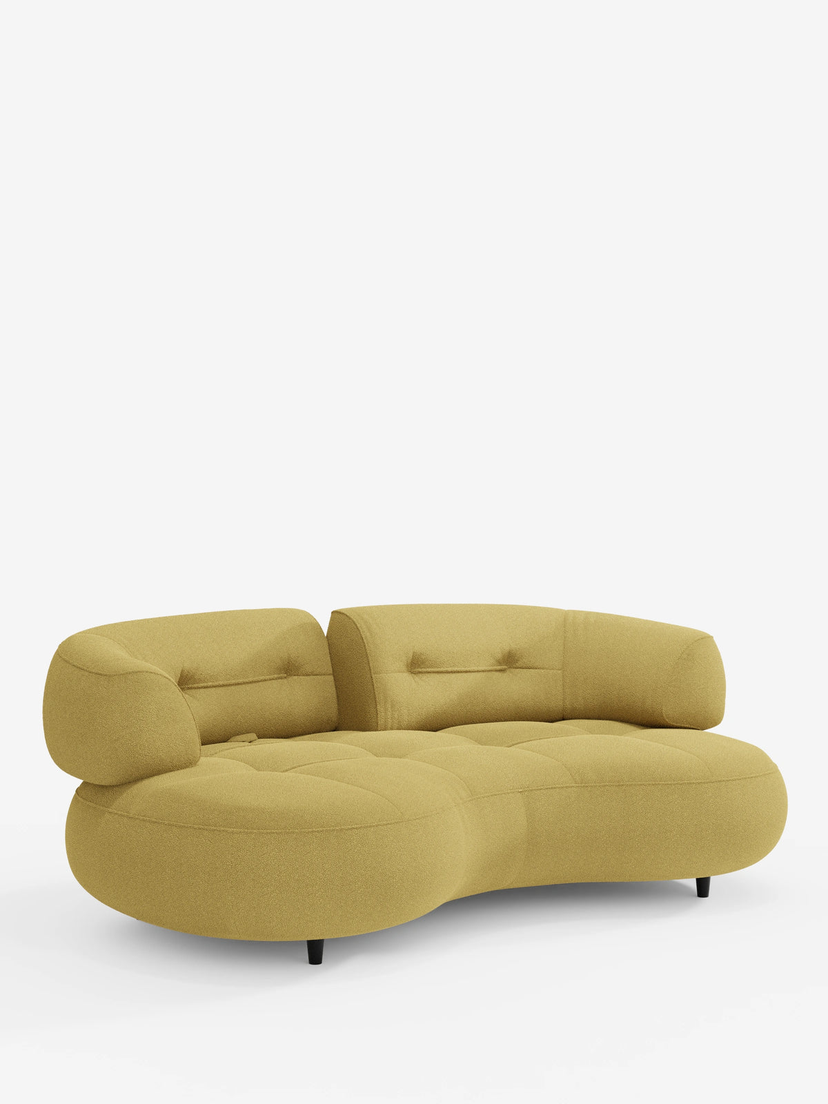 A Croissant: divano curvo a fagiolo a 3 posti con schienali traslanti, rivestito in morbido tessuto effetto cotone smacchiabile T33, caratterizzato da un design curvo in tessuto giallo oliva con schienali bassi arrotondati e trapuntati e piccoli piedini neri su sfondo bianco.