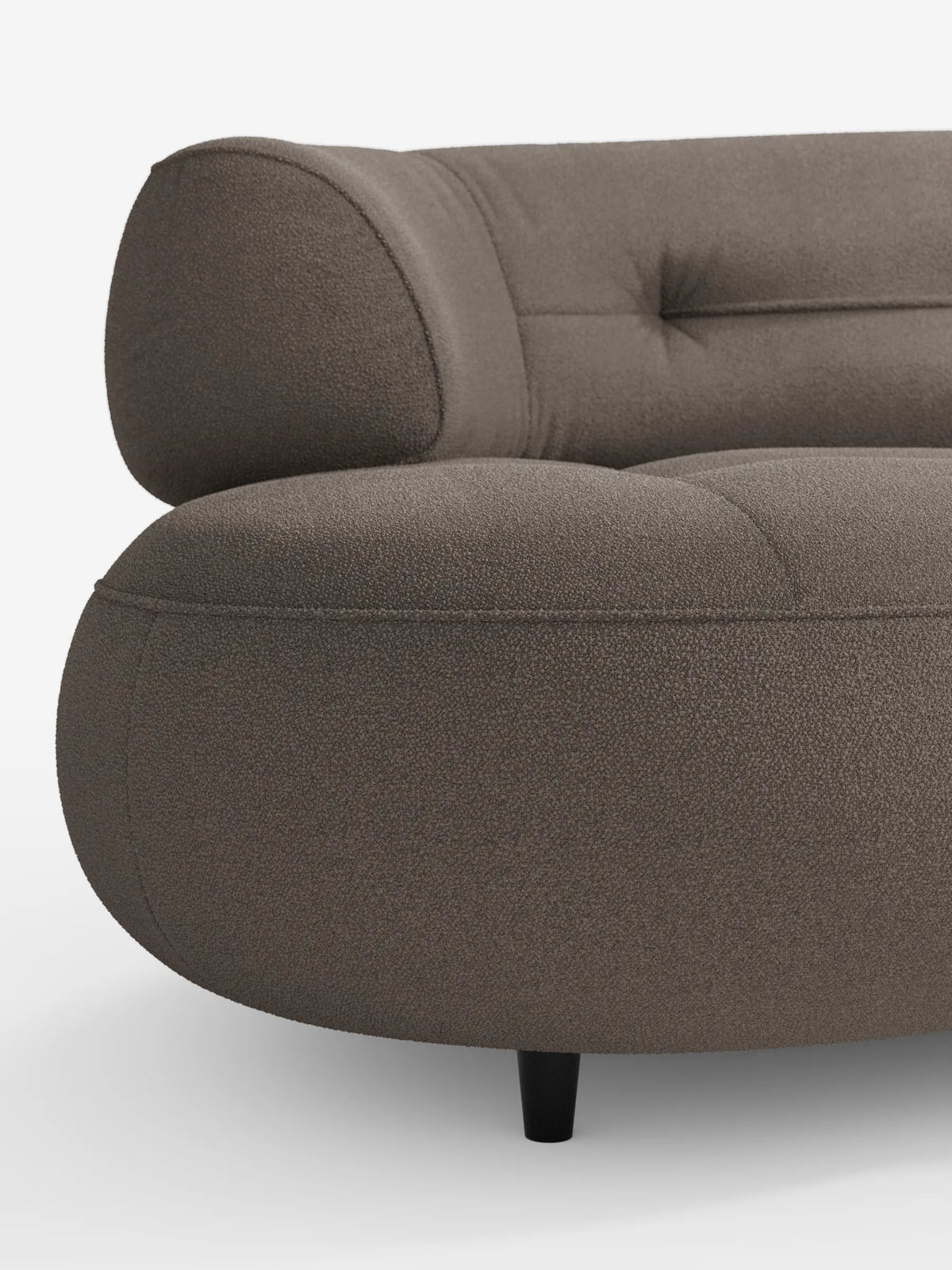 Divano curvo a fagiolo a 3 posti “Croissant” con schienali traslanti, rivestito in morbido tessuto effetto cotone smacchiabile T33 color taupe scuro, caratterizzato da un design dal profilo basso, braccioli a cuscino, schienale trapuntato e piccoli piedini neri.