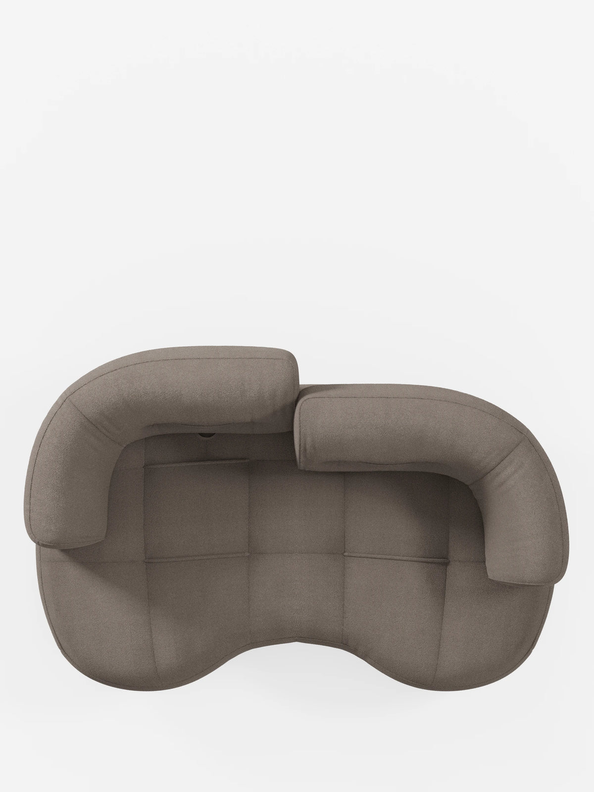Una vista dall'alto del divano Curvo a fagiolo Croissant a 3 posti con schienali regolabili in morbido tessuto effetto cotone lavabile T33, un divano color taupe a forma di fagiolo con due schienali regolabili a diverse profondità su sfondo bianco.