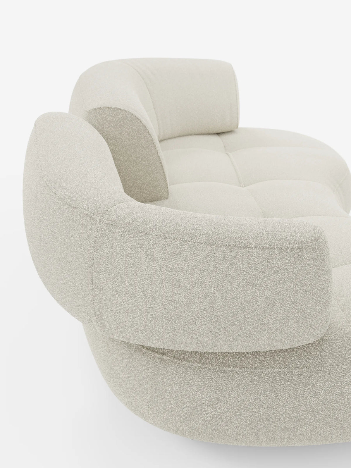 Il divano Curvato a fagiolo a 3 posti con schienali traslanti in morbido tessuto effetto cotone smacchiabile T33 è un divano curvo a forma di fagiolo a tre posti, rivestito in tessuto beige chiaro con effetto cotone, dotato di schienali regolabili e segmentati.