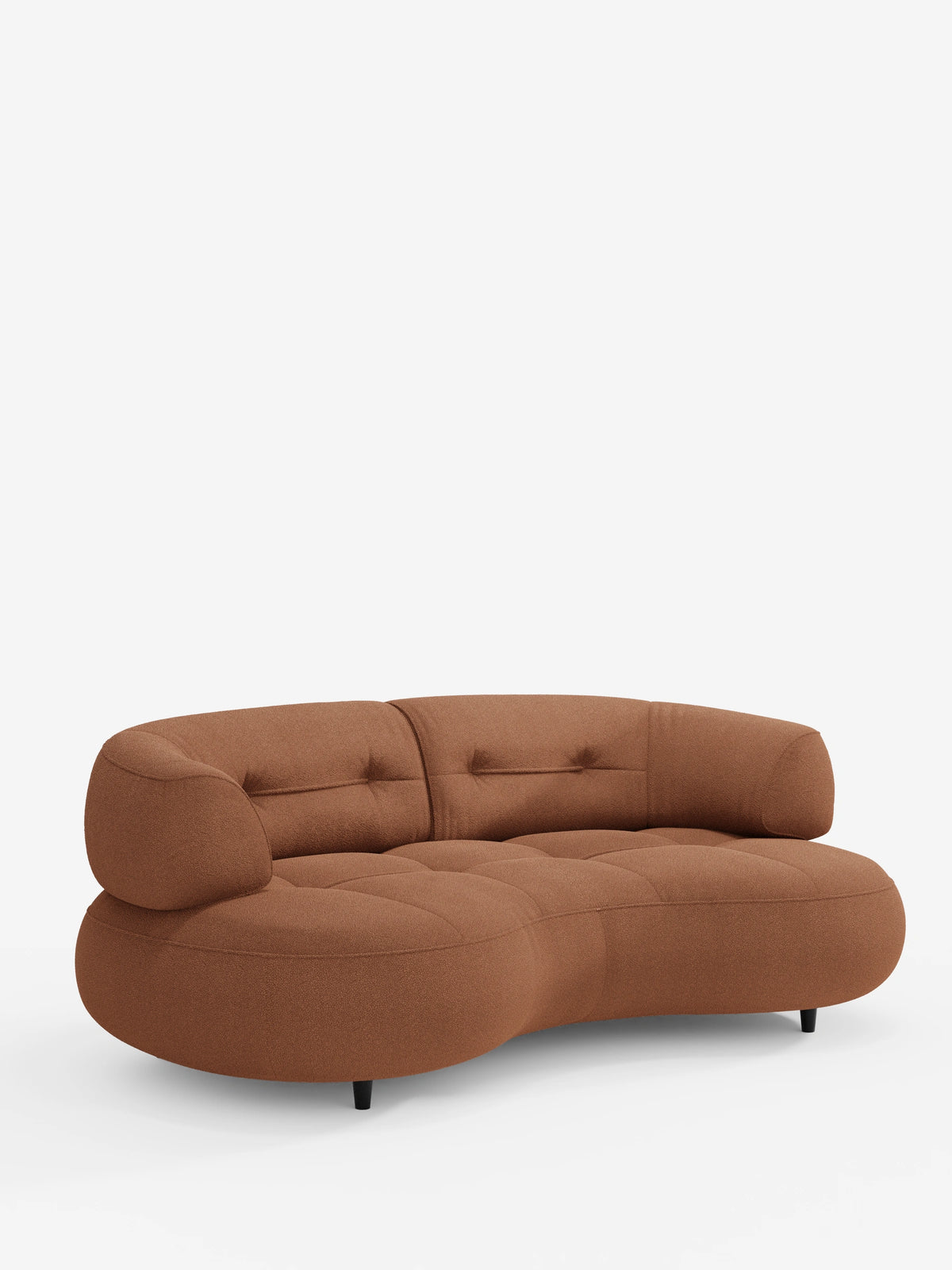 Un divano contemporaneo Croissant, curvo a forma di fagiolo, a 3 posti, con schienali traslanti in morbido tessuto effetto cotone smacchiabile T33, caratterizzato da un tessuto color terracotta a forma di fagiolo, schienali trapuntati e gambe corte e scure su sfondo bianco.