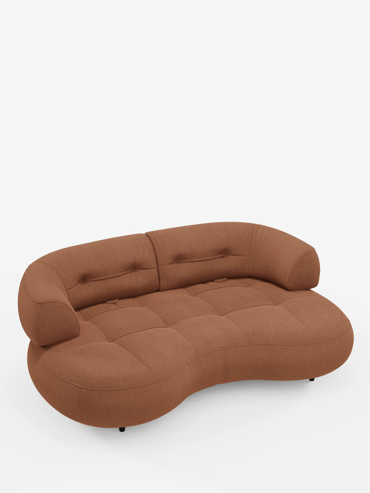 A Croissant: divano curvo a forma di fagiolo a 3 posti con schienali traslanti, rivestito in morbido tessuto effetto cotone smacchiabile T33: un divano a tre posti a forma di fagiolo in morbido tessuto marrone, con seduta trapuntata e schienali arrotondati impreziositi da bottoni.