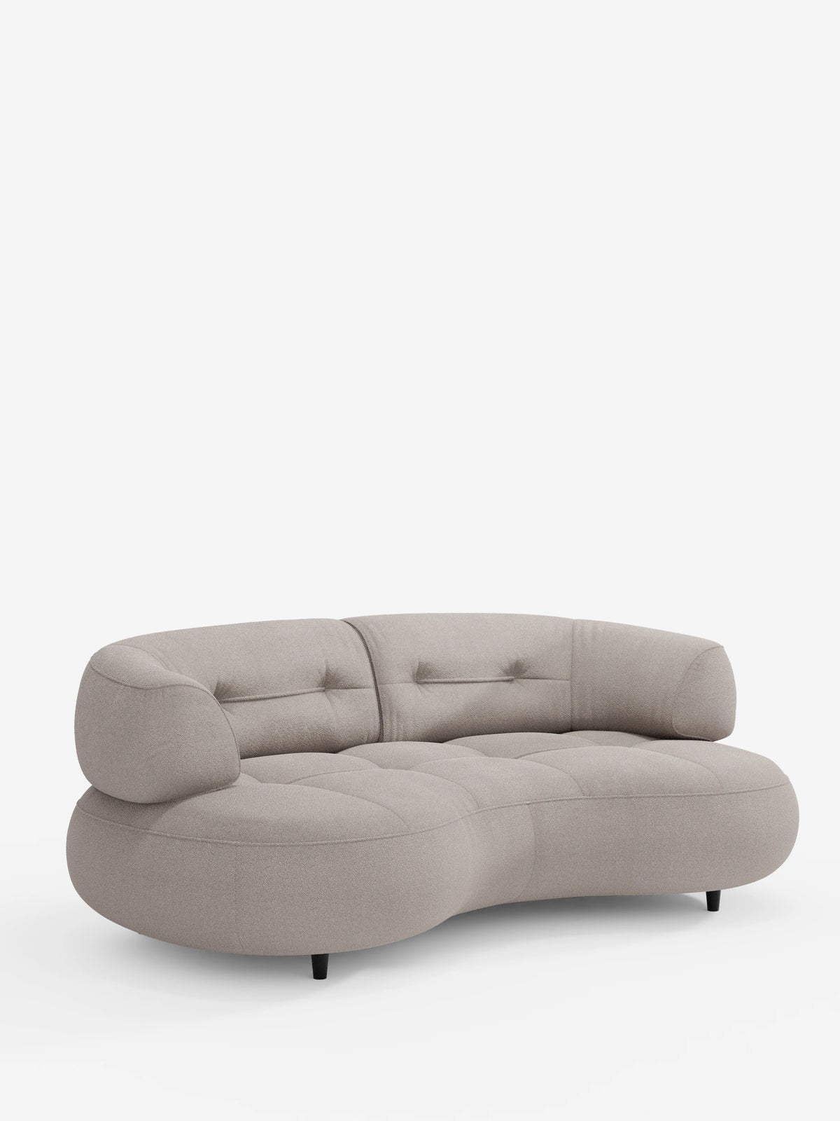 A Croissant: divano curvo a fagiolo a tre posti con schienali traslanti, rivestito in morbido tessuto effetto cotone lavabile T33: un divano curvo a tre posti color beige chiaro con trapuntatura a bottoni, braccioli bassi arrotondati e gambe scure su sfondo bianco.