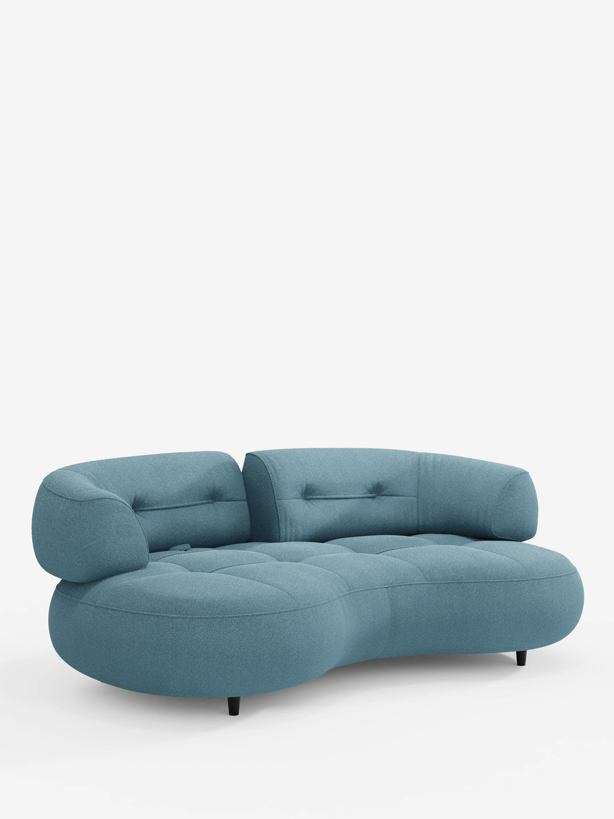 Un divano Curvo a fagiolo a 3 posti con schienali traslanti, rivestito in morbido tessuto effetto cotone smacchiabile T33, caratterizzato da un design a forma di fagiolo in tessuto blu testurizzato con schienale curvo trapuntato e supportato da piccole gambe scure.
