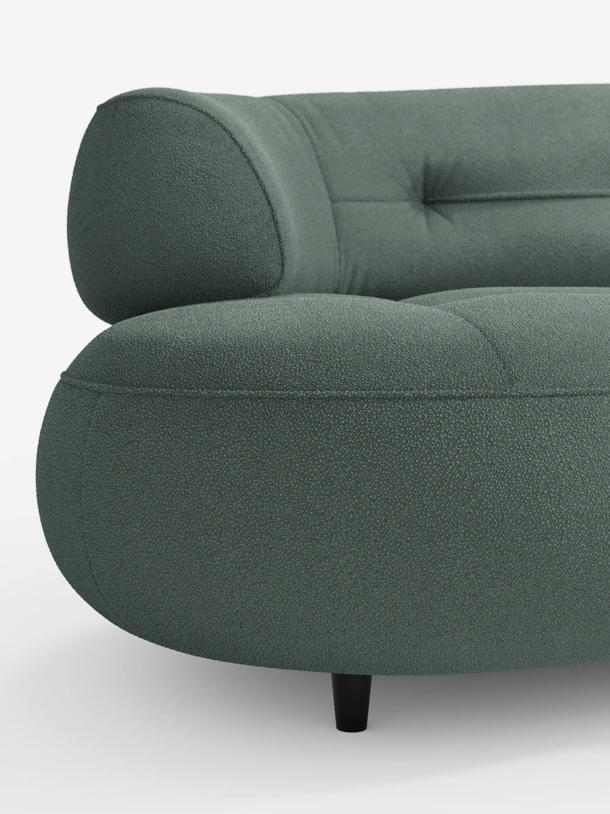 Un primo piano del divano Curvo a fagiolo “Croissant” color verde salvia, a 3 posti con schienali traslanti, rivestito in morbido tessuto effetto cotone smacchiabile T33, caratterizzato da un design a forma di fagiolo, schienale trapuntato con bottoni e gambe affusolate scure su sfondo bianco.
