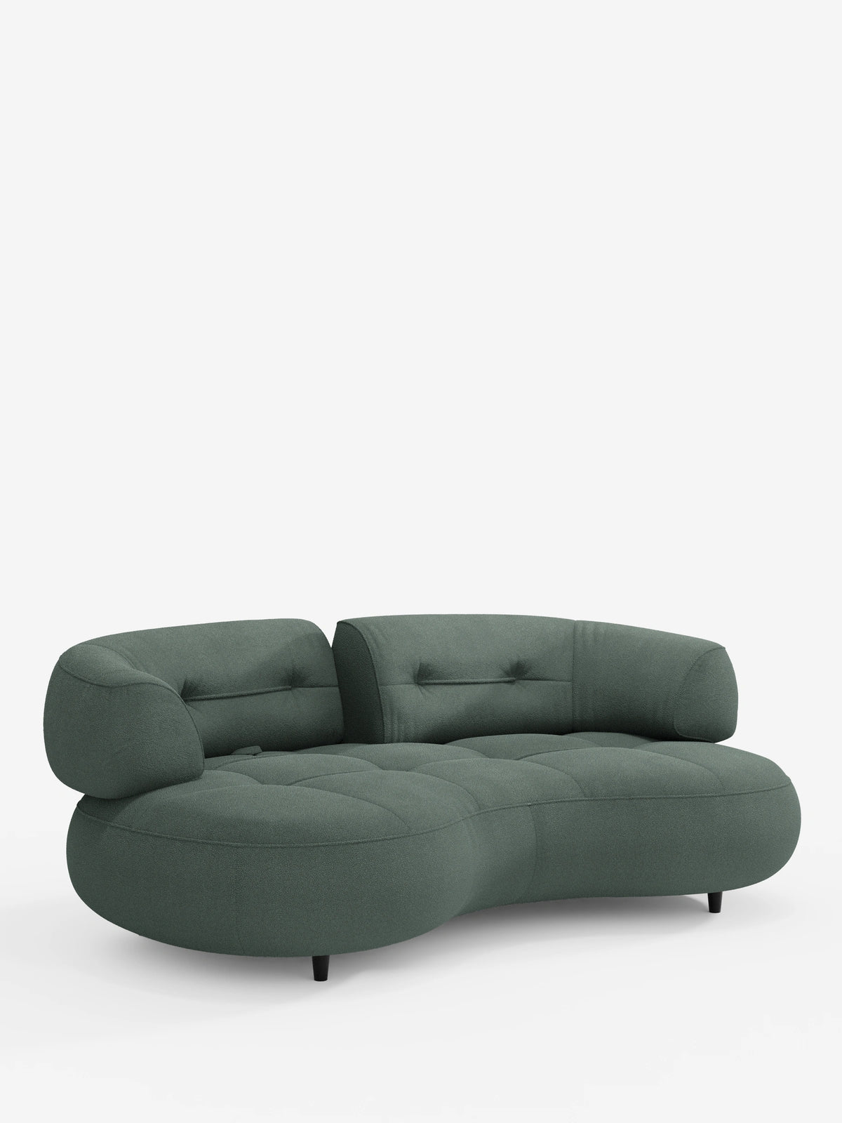 Croissant, divano curvo a forma di fagiolo a 3 posti con schienali scorrevoli, rivestito in morbido tessuto effetto cotone lavabile T33: un divano contemporaneo a tre posti dalla forma curva a fagiolo, color verde acqua scuro, con braccioli arrotondati, dettagli trapuntati e piedini neri bassi.