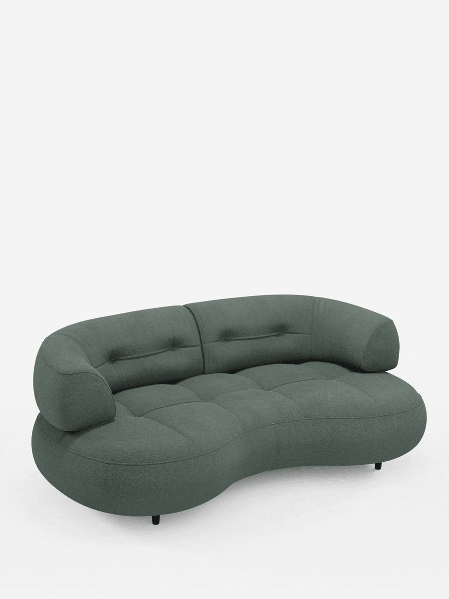 Un divano Curvato a fagiolo a 3 posti “Croissant” con schienali scorrevoli, rivestito in morbido tessuto effetto cotone smacchiabile T33, di colore verde salvia scuro, dal design arrotondato e dal profilo basso, con cuscini trapuntati e piccole gambe scure.