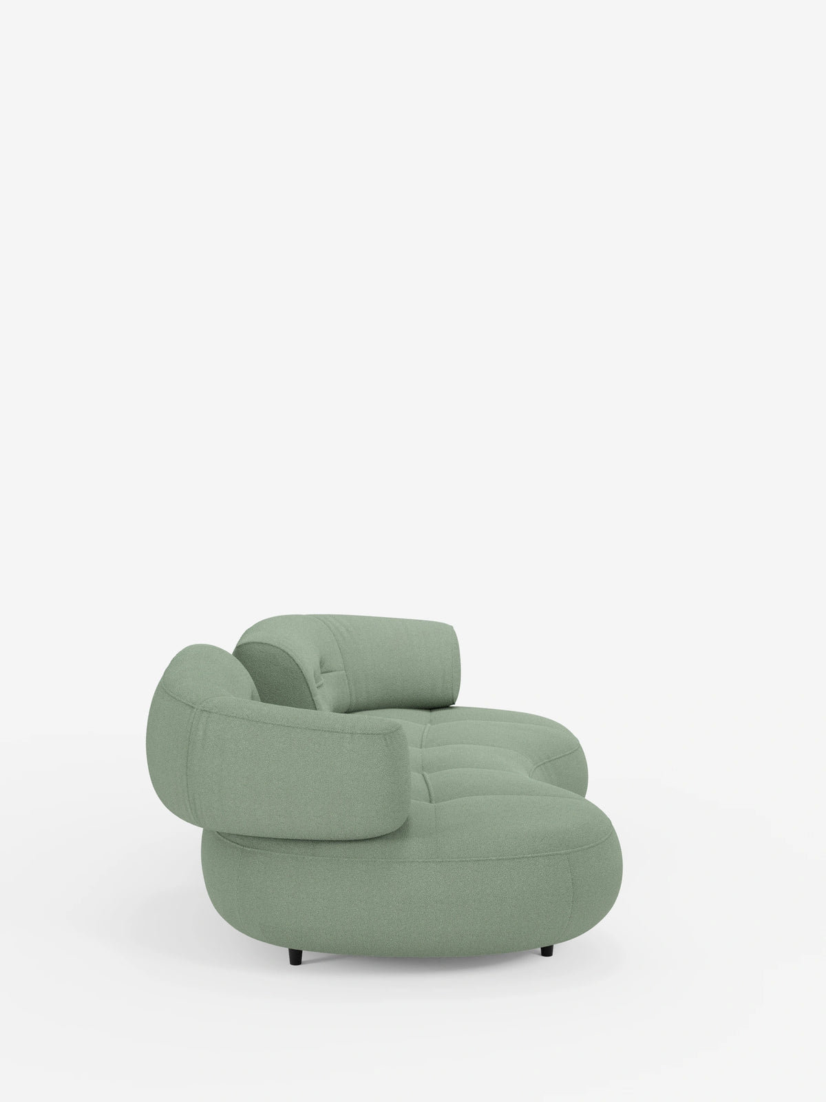 Un divano curvo a fagiolo a 3 posti “Croissant”, con schienali regolabili, rivestito in morbido tessuto effetto cotone smacchiabile T33 in verde salvia chiaro, caratterizzato da un design a forma di fagiolo, profilo ribassato e schienali regolabili su sfondo bianco.