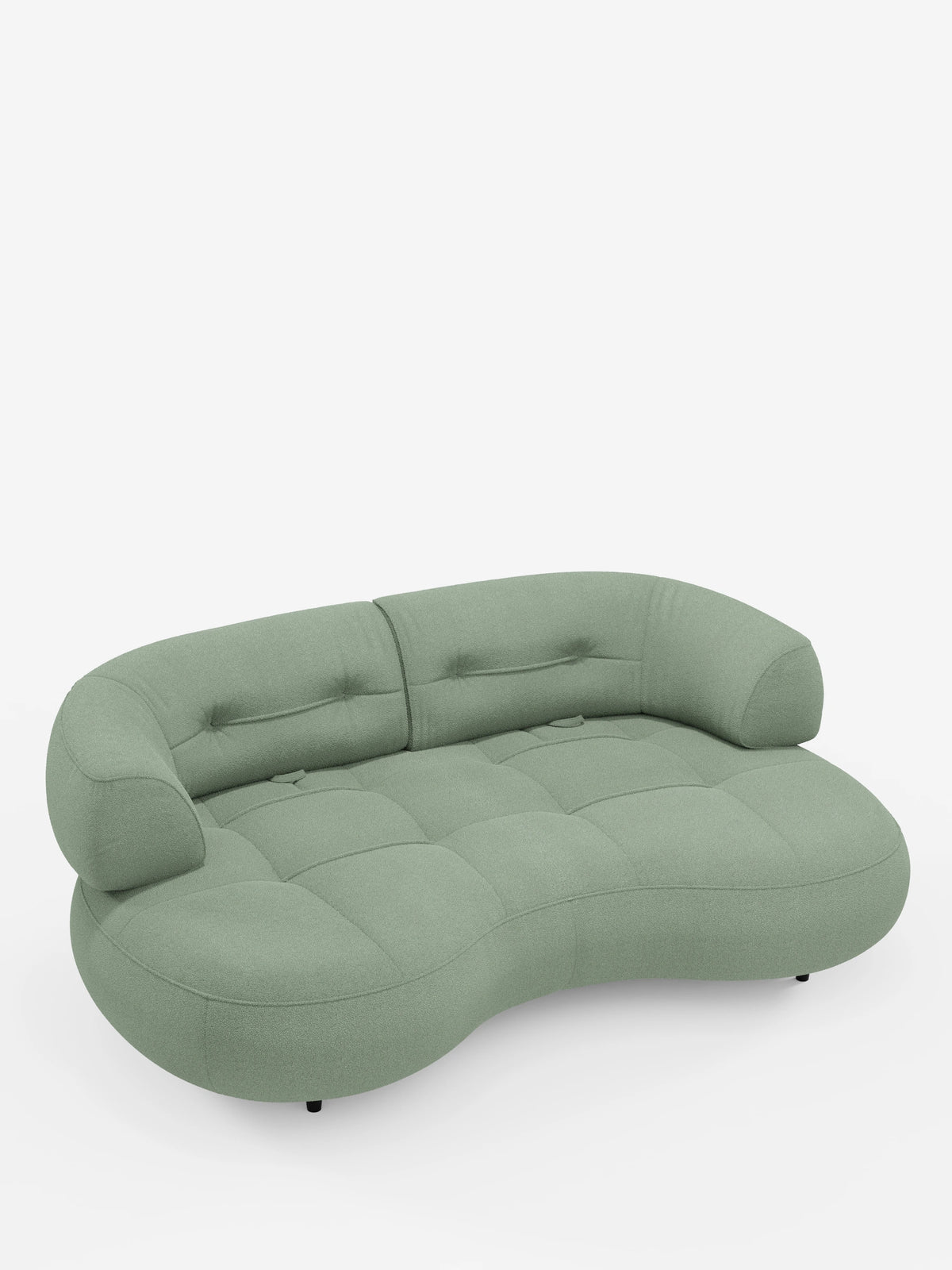Croissant, divano curvo a forma di fagiolo a 3 posti con schienali regolabili, rivestito in morbido tessuto effetto cotone lavabile T33: un divano a tre posti verde salvia a forma di fagiolo, con seduta capitonné e due schienali regolabili su fondo bianco.
