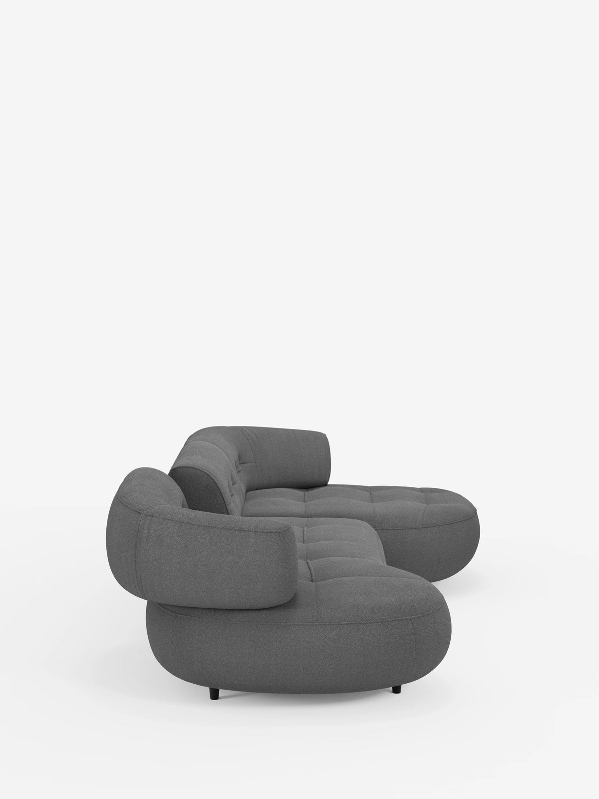 Un divano angolare Croissant grigio, dal design a forma di fagiolo, con schienali scorrevoli in morbido tessuto effetto cotone smacchiabile T33, caratterizzato da bordi arrotondati, cuscini di seduta trapuntati e schienali regolabili su uno sfondo bianco.