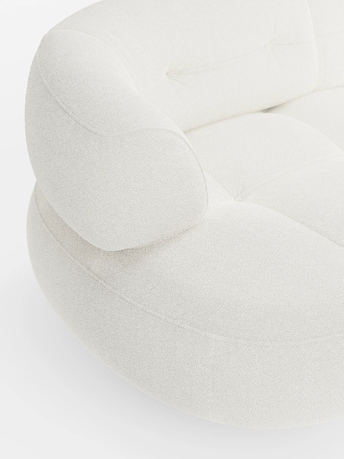 Croissant, divano angolare dal design a forma di fagiolo e schienali scorrevoli in morbido tessuto effetto cotone smacchiabile T33, caratterizzato da una forma curva, color bianco sporco e dalla trama ruvida, con seduta profonda, dettagli trapuntati e schienale arrotondato.