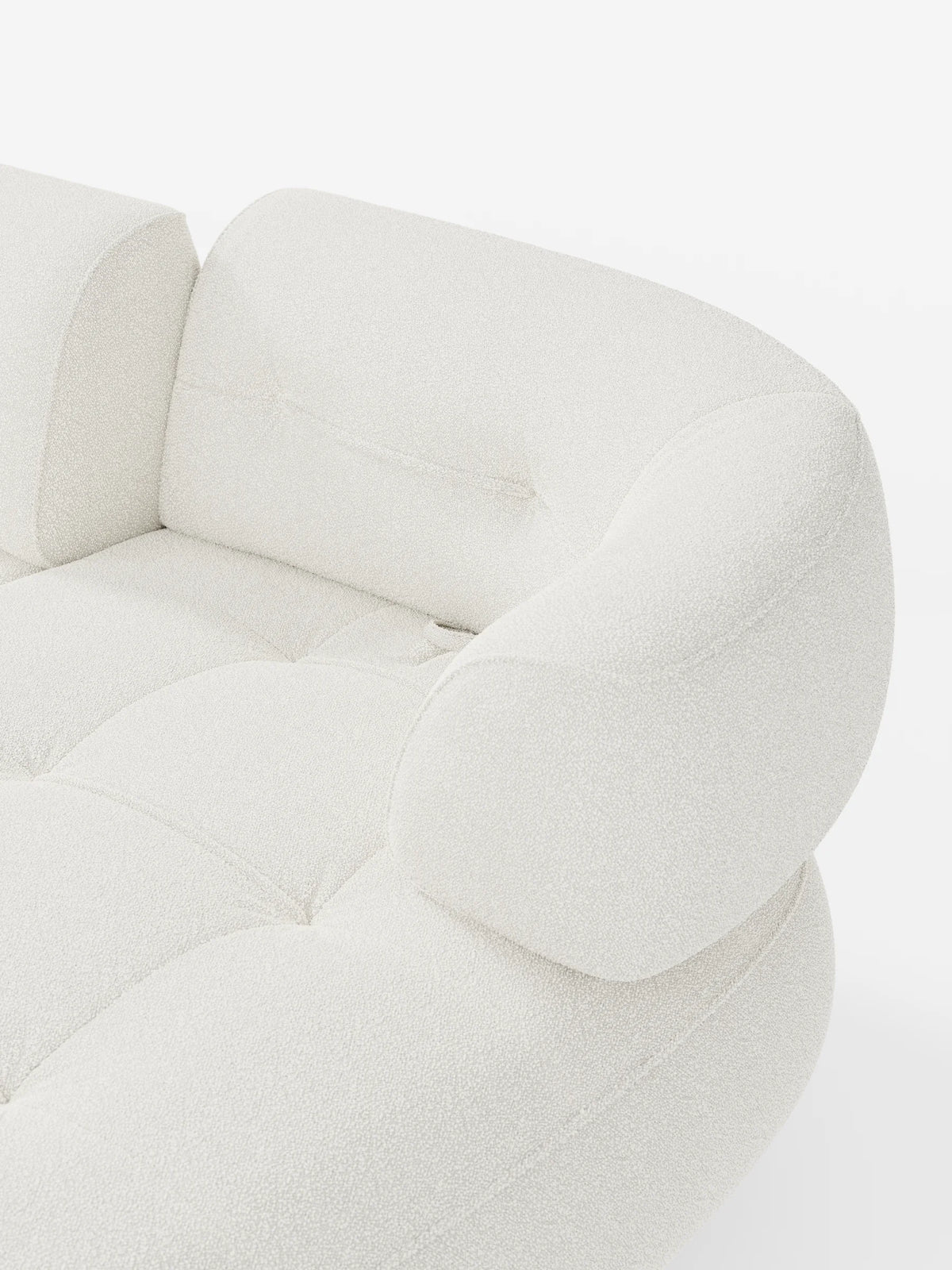 Un divano angolare Croissant dal design a forma di fagiolo con schienali scorrevoli in morbido tessuto effetto cotone lavabile: divano angolare T33 dalla silhouette organica a forma di fagiolo, in tessuto testurizzato bianco sporco, con braccioli arrotondati e cuscini di seduta trapuntati.