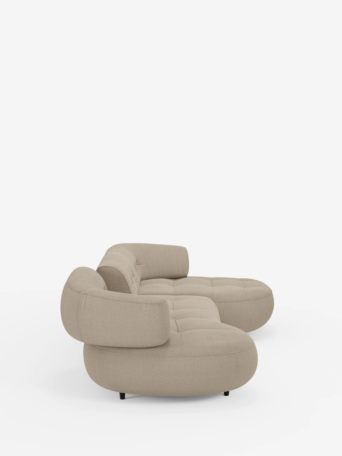 Il divano angolare Croissant, dal design a fagiolo e con schienali traslanti in morbido tessuto effetto cotone smacchiabile T33, è un divano modulare curvo, di colore beige, a forma di fagiolo, con seduta trapuntata e schienali bassi su gambe corte nere.