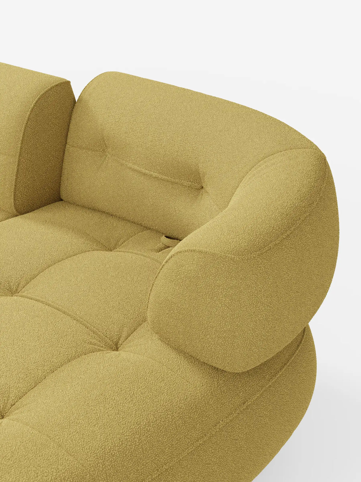 Un divano angolare Croissant dalle linee curve, color senape, con design a fagiolo e schienali scorrevoli in morbido tessuto effetto cotone smacchiabile T33, caratterizzato da bordi arrotondati, cuscini di seduta profondamente trapuntati e uno schienale curvo su sfondo bianco.