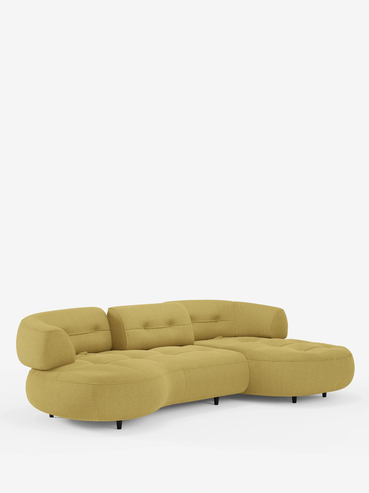 Un divano angolare Croissant color giallo senape, dal design a forma di fagiolo e con schienali scorrevoli, rivestito in morbido tessuto effetto cotone smacchiabile T33, caratterizzato da una silhouette curva a forma di fagiolo, cuscini di seduta trapuntati e gambe corte di colore scuro.