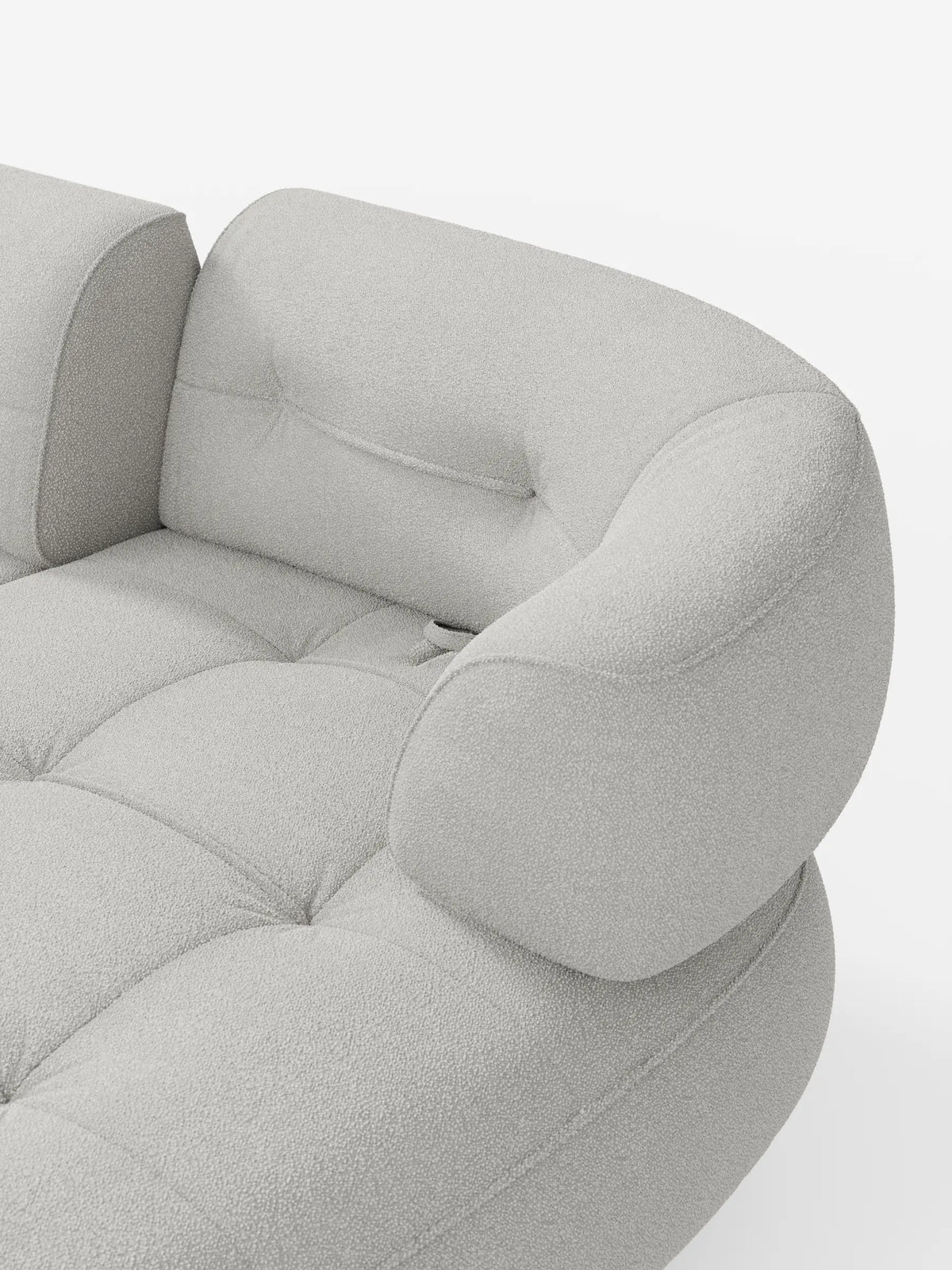 Un divano angolare Croissant di colore grigio chiaro, dalla trama ruvida, con design a fagiolo e schienali scorrevoli, rivestito in morbido tessuto effetto cotone smacchiabile T33, caratterizzato da una forma curva, morbidi braccioli arrotondati e una seduta trapuntata su sfondo bianco.