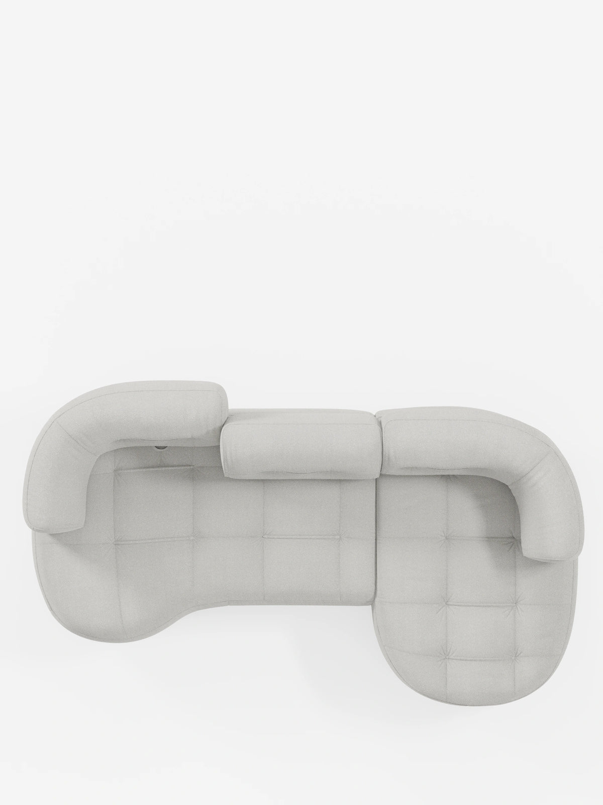 Vista dall'alto di un divano angolare Croissant color grigio chiaro, dal design a forma di fagiolo e con schienali scorrevoli in morbido tessuto effetto cotone smacchiabile T33, caratterizzato da una seduta trapuntata, estremità arrotondate e schienali scorrevoli su fondo bianco.