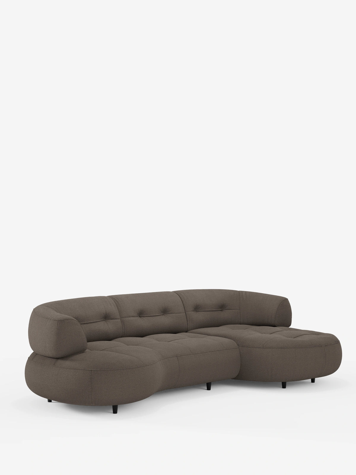 Un divano angolare Croissant color taupe scuro, dal design a fagiolo e con schienali scorrevoli, rivestito in morbido tessuto effetto cotone smacchiabile T33, un divano componibile a forma di fagiolo dal design curvo e modulare, con cuscini dello schienale trapuntati e gambe corte nere.