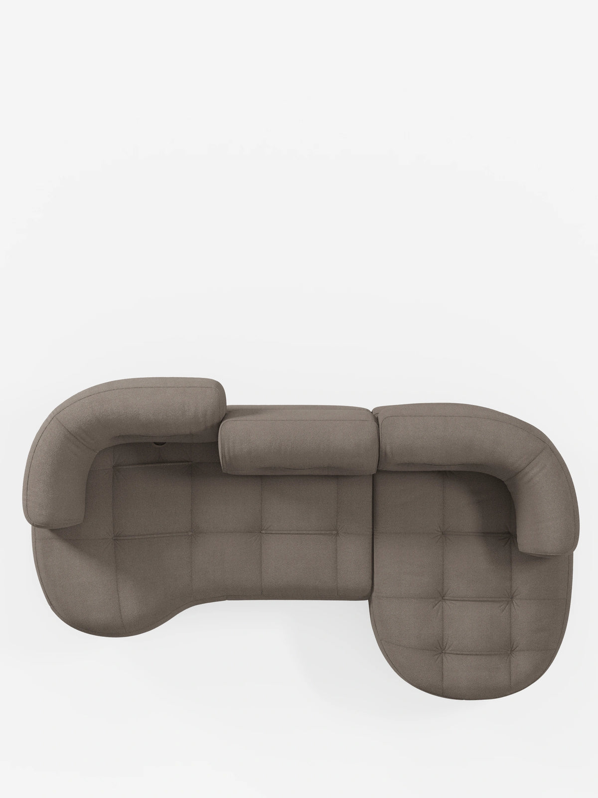 Una vista dall'alto del divano angolare Croissant dal design a fagiolo e con schienali regolabili, rivestito in morbido tessuto effetto cotone smacchiabile T33, color taupe, su sfondo bianco.