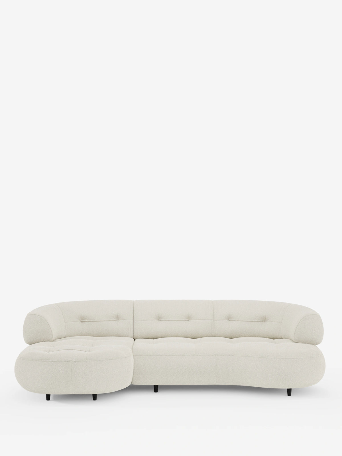 Il divano angolare “Croissant” dal design a fagiolo e schienali traslanti in morbido tessuto effetto cotone smacchiabile T33 è un divano componibile di colore crema, dalla forma curva a fagiolo, con chaise longue sul lato sinistro, cuscini trapuntati e gambe cilindriche scure.