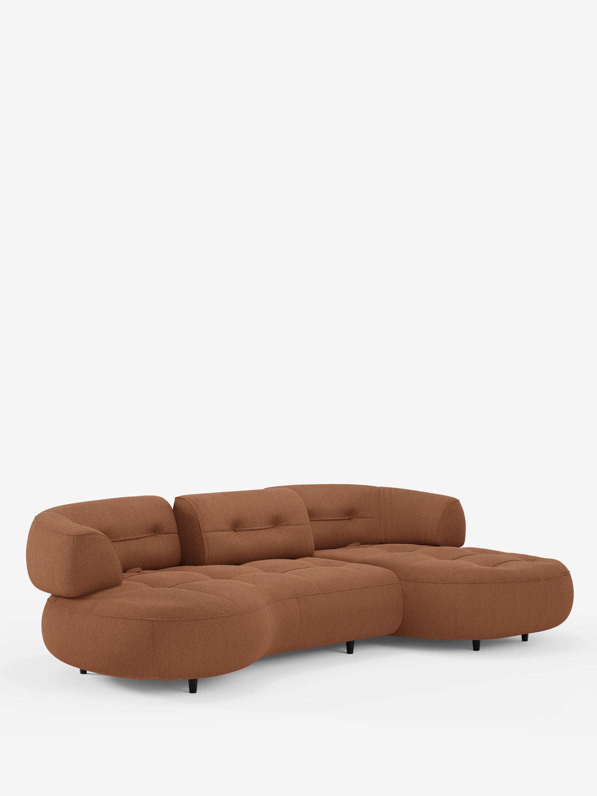 Croissant, divano angolare dal design a forma di fagiolo con schienali scorrevoli, rivestito in morbido tessuto effetto cotone smacchiabile T33: un moderno divano angolare a forma di fagiolo con chaise longue, tessuto dalla trama color terracotta, schienali trapuntati con bottoni e gambe scure.