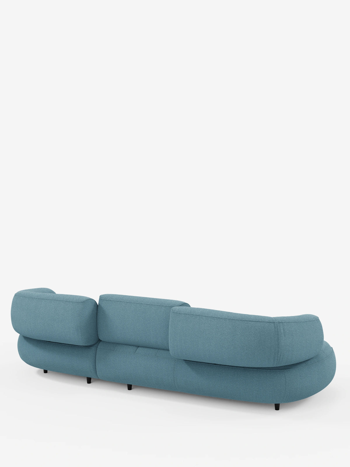 Una vista posteriore del divano angolare Croissant dal design a fagiolo e schienali traslanti in morbido tessuto effetto cotone smacchiabile T33, un divano componibile di colore azzurro, a forma di fagiolo, con tre schienali e piccole gambe scure affusolate.