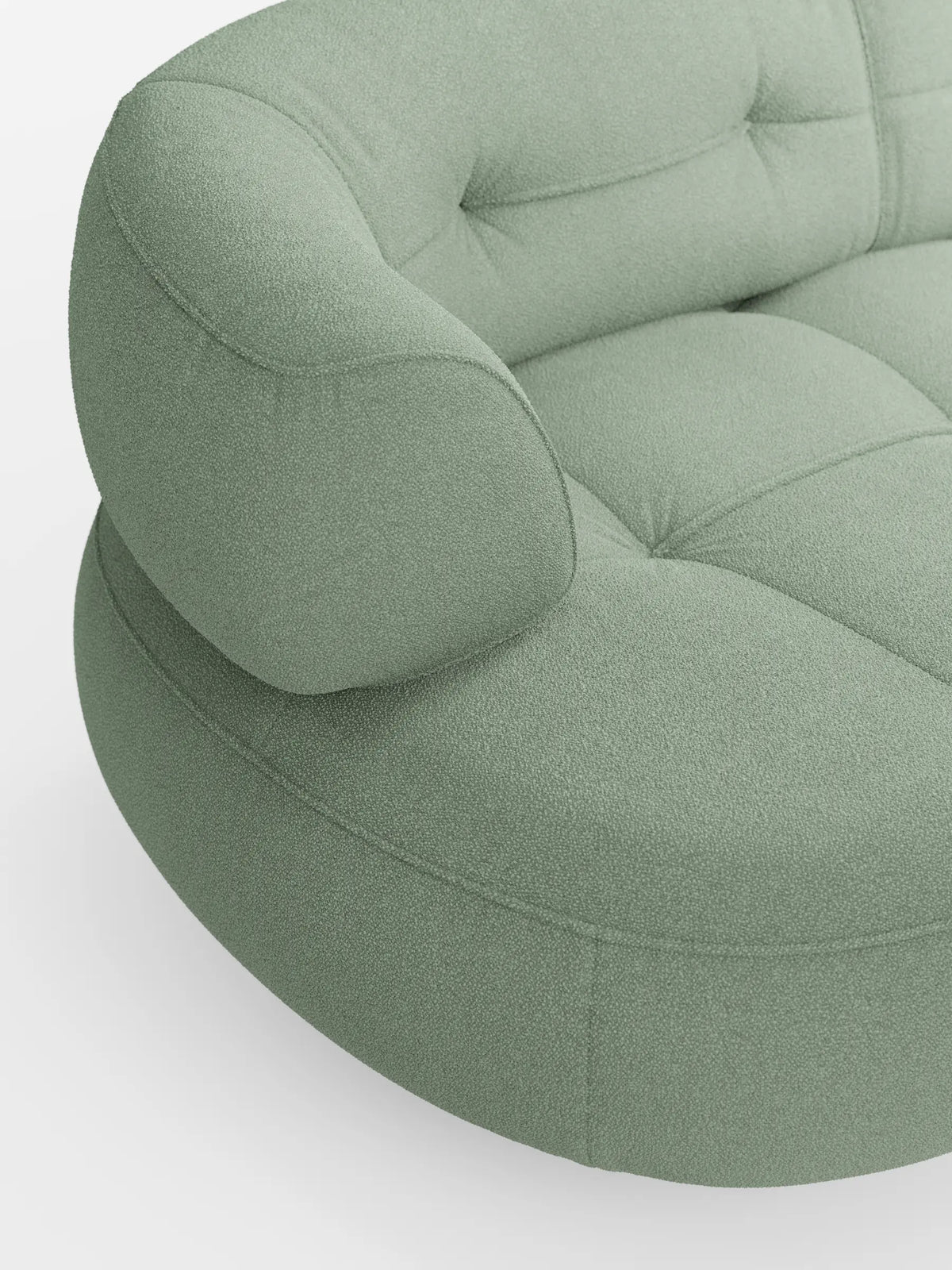 Il divano angolare Croissant, dal design a fagiolo e con schienali traslanti in morbido tessuto effetto cotone smacchiabile T33, è un divano curvo a forma di fagiolo in verde salvia chiaro, caratterizzato da dettagli trapuntati e braccioli arrotondati.
