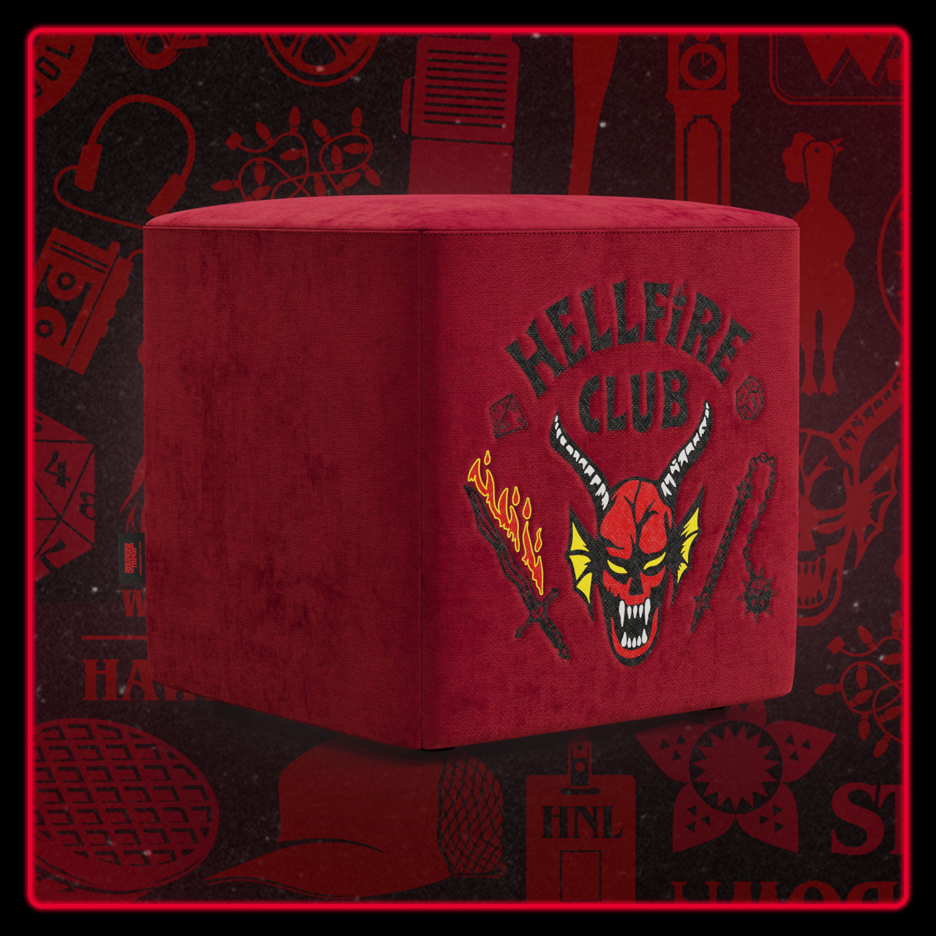 Il pouf Cube Hellfire club Stranger Things Edition di Divani.Store è un pouf in velluto rosso con logo "Hellfire Club", testa di demone, spada infuocata e mazza chiodata, design iconico e simboli in grassetto per un look di grande impatto.