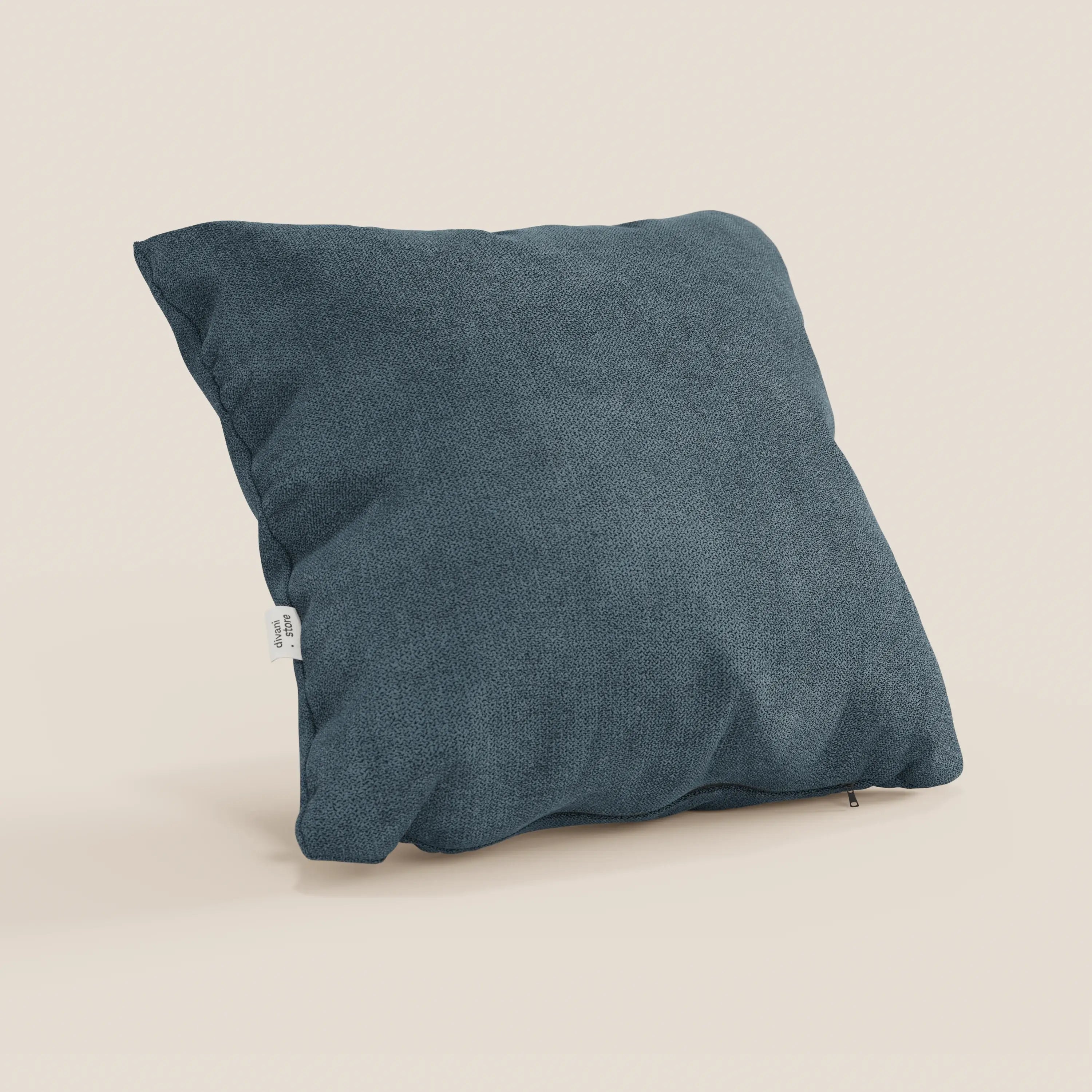 Il cuscino Destiny di Divani.Store, presentato nel colore T02 petrolio (blu scuro), è caratterizzato da un tessuto morbido e impermeabile, da una sottile trama intrecciata, da una piccola etichetta bianca e da una comoda fodera lavabile, su uno sfondo beige chiaro.